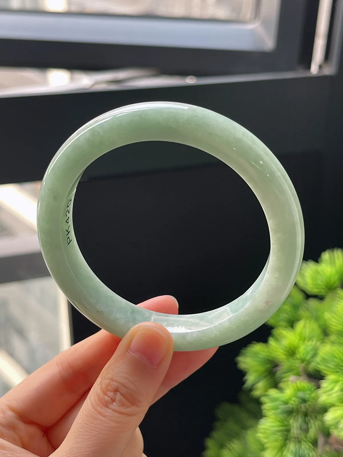 正圈60.6圈口，翡翠糯化种飘绿手镯