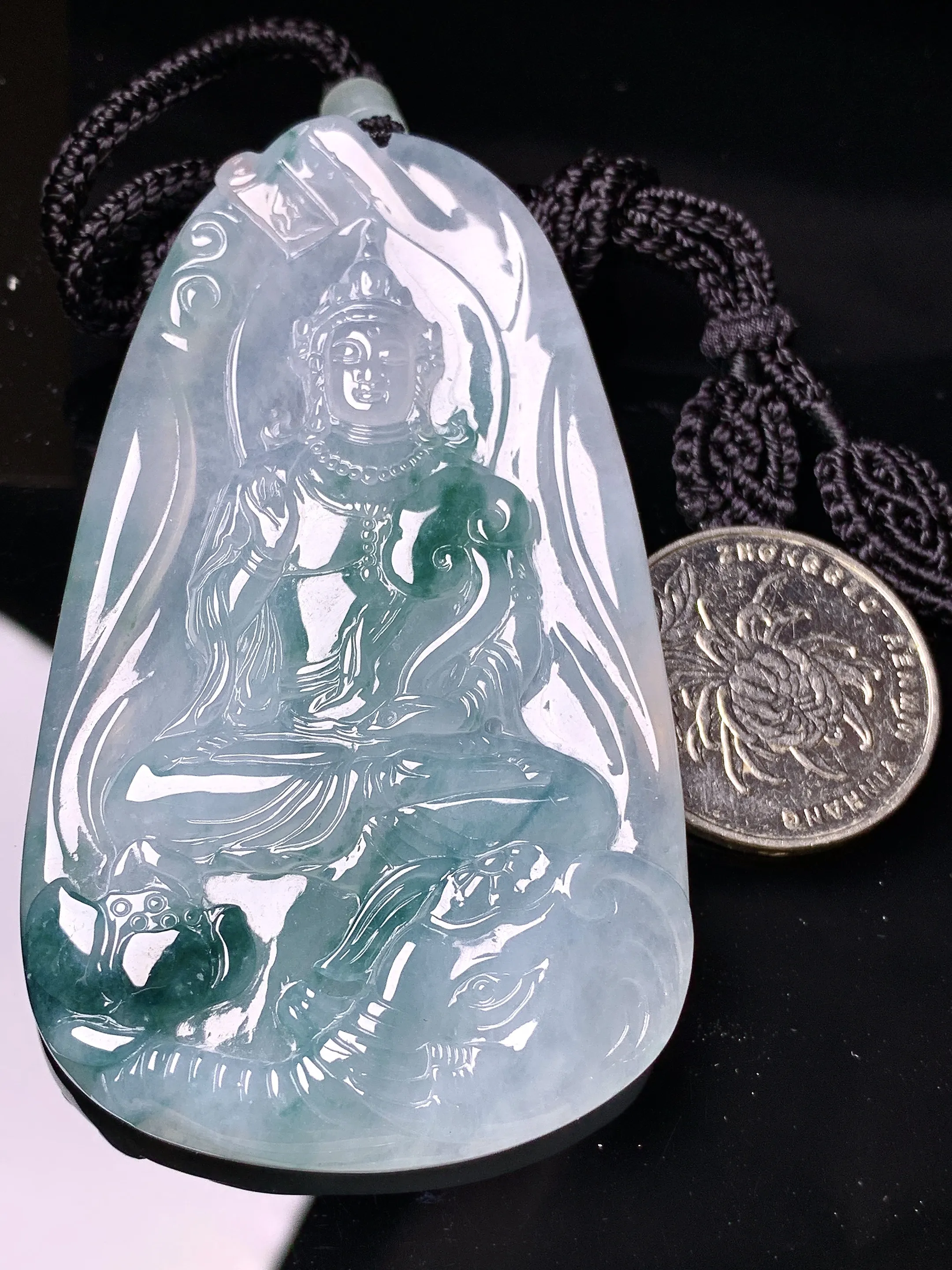 飘绿普贤观音菩萨吊坠 玉质细腻 色泽艳丽清新 整体尺寸74.6*42.6*6