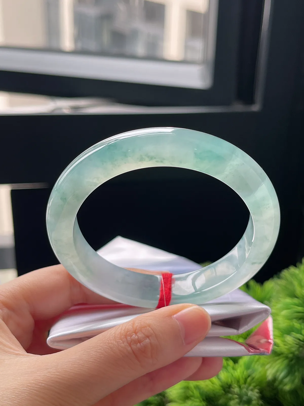 正圈57.6圈口，翡翠冰种蓝绿色飘花手镯