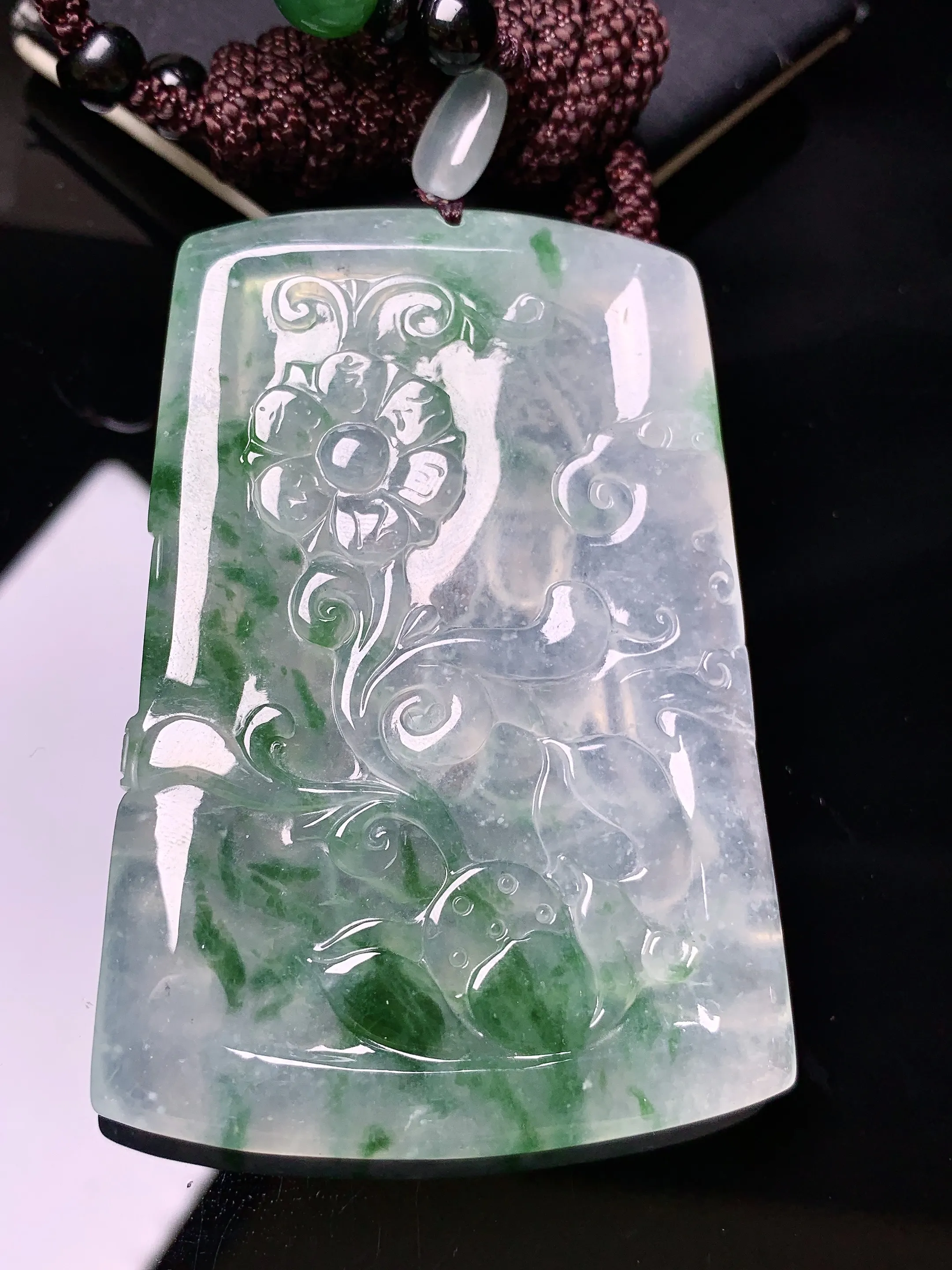 18k金钻镶嵌冰种飘绿观音菩萨吊坠 玉质细腻 色泽艳丽清新 整体尺寸66.2*45.2*6.5