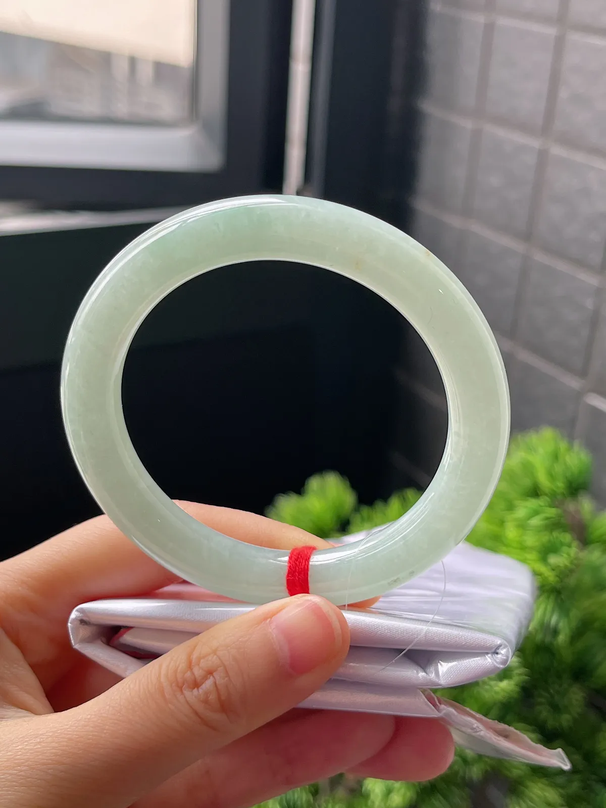 圆镯54.9圈口，翡翠糯化种淡绿色手镯