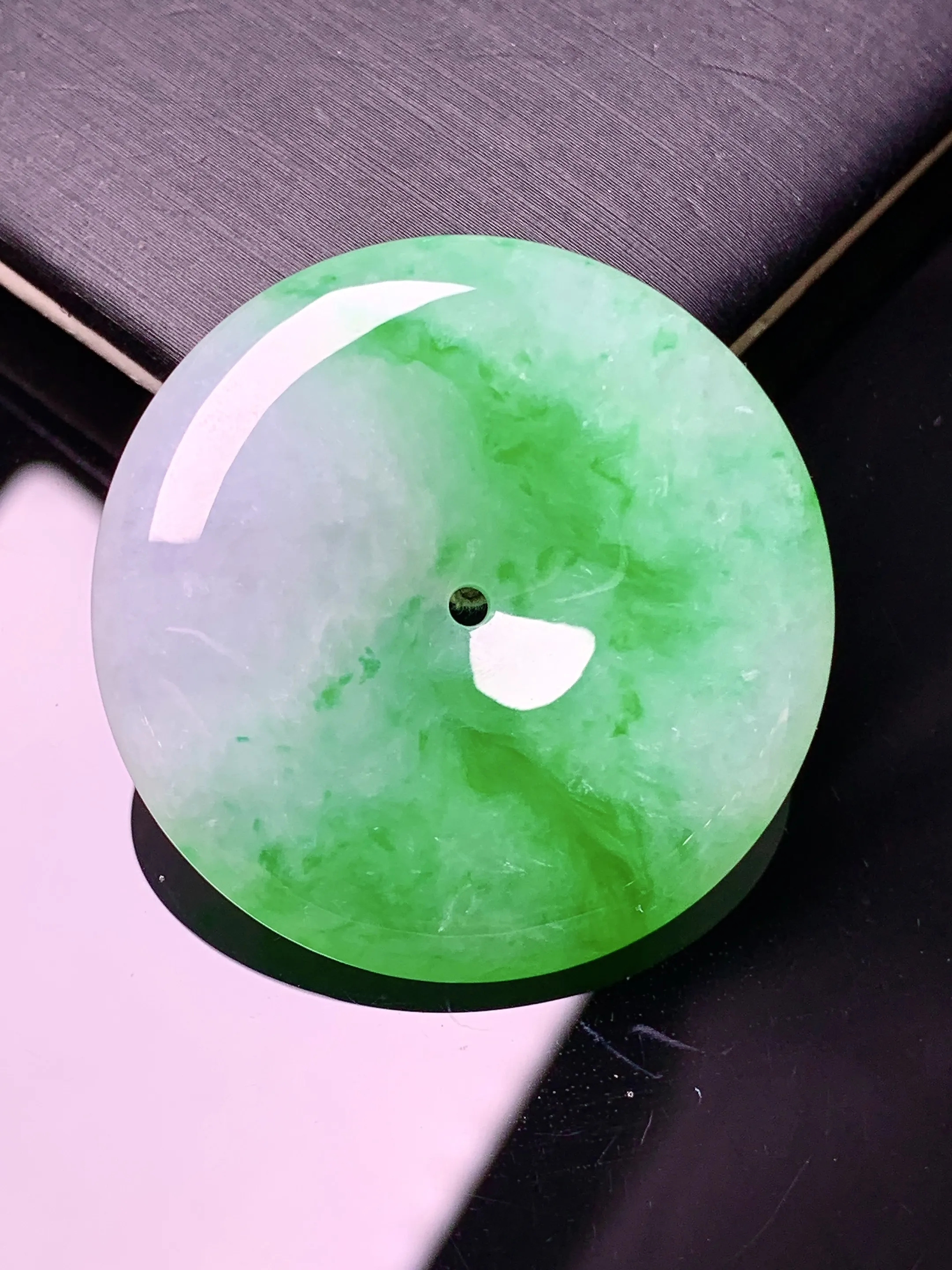 翠绿平安扣吊坠 玉质细腻 色泽艳丽清新 整体尺寸33.2*6