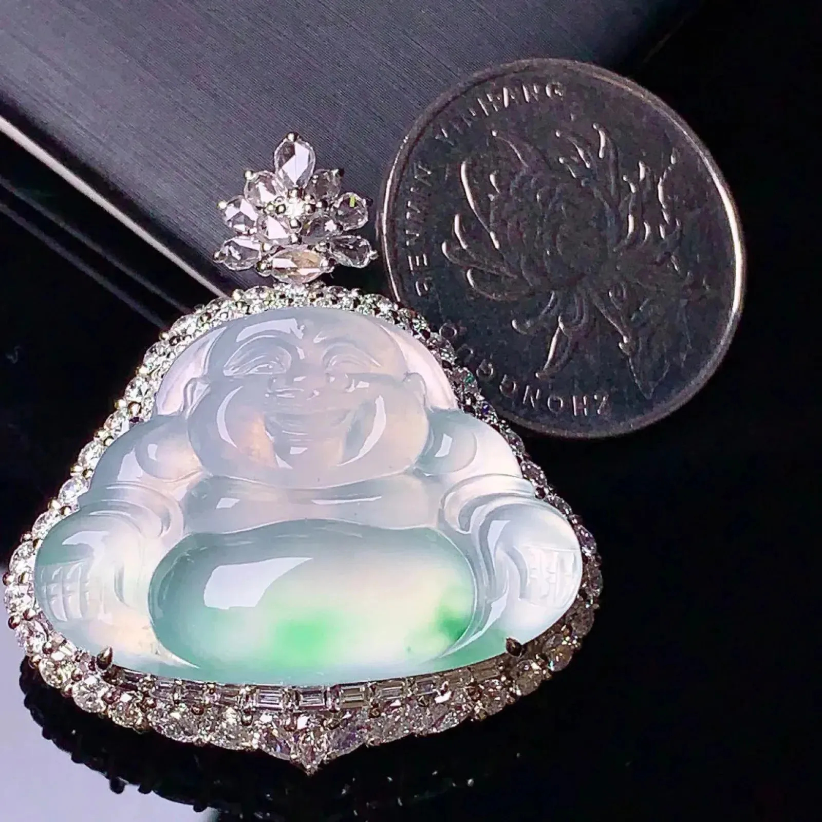 18k金钻镶嵌飘绿佛公吊坠 玉质细腻 色泽艳丽   整体尺寸38*34.1*14.8