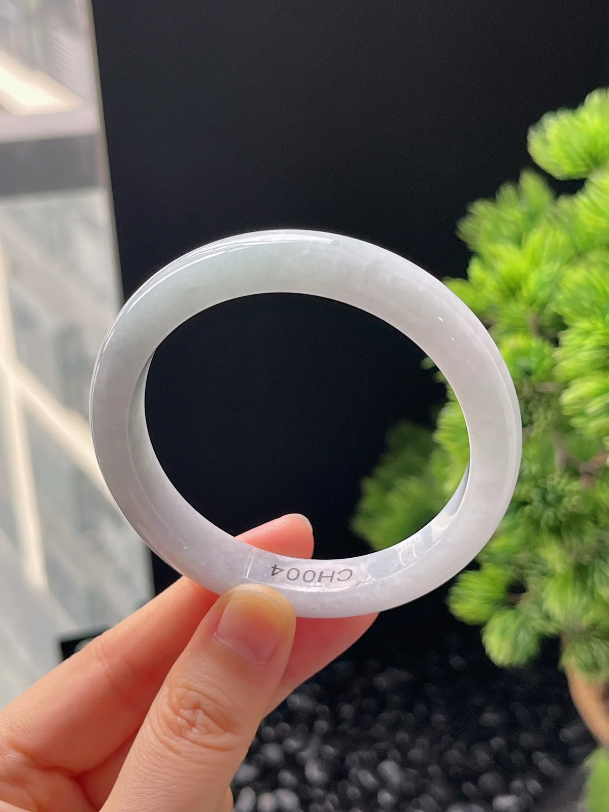 正圈55圈口，翡翠糯化种淡绿色手镯