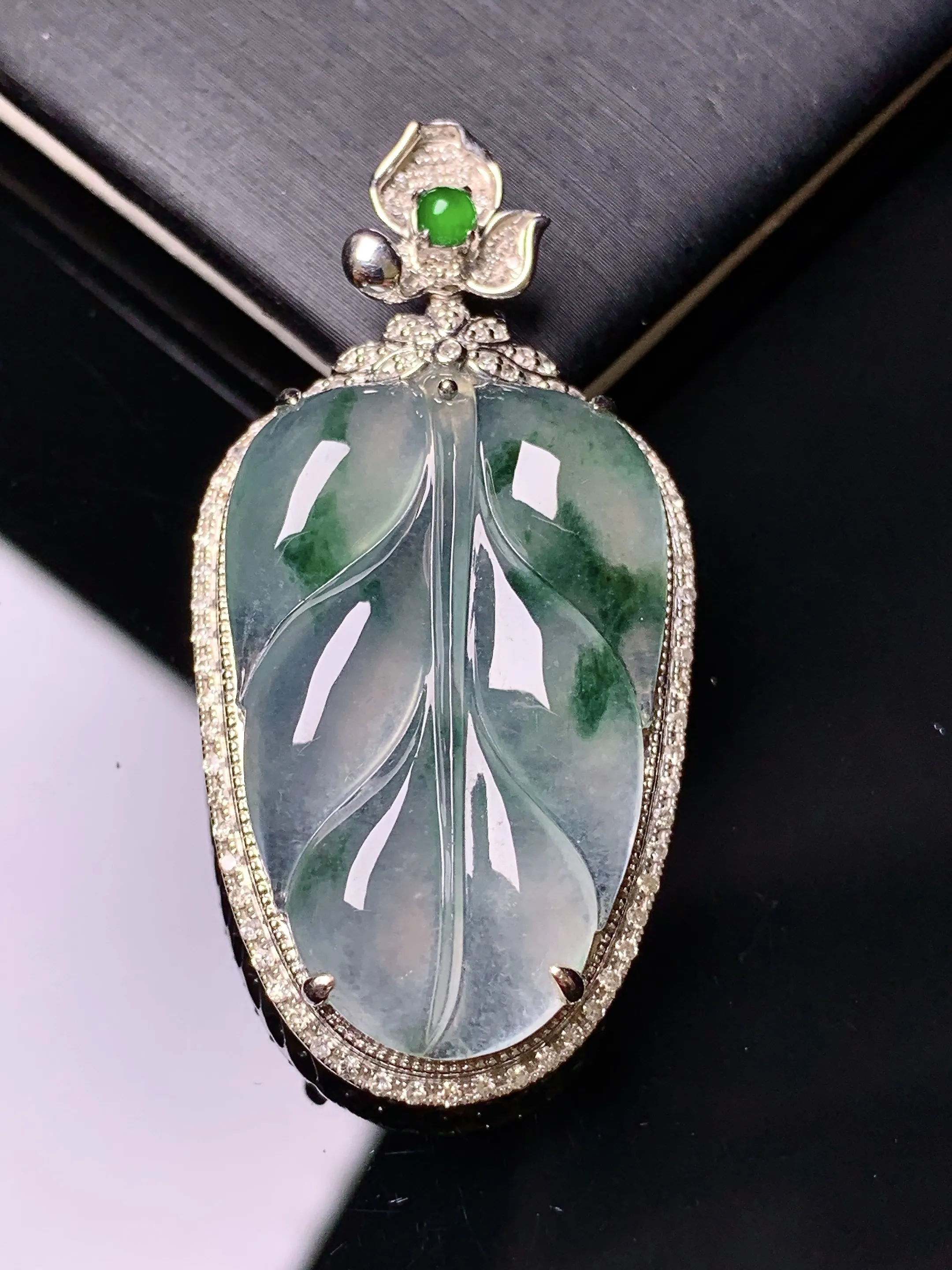 18k金钻镶嵌飘花树叶吊坠 玉质细腻 色泽艳丽清新 整体尺寸45*23*8.2