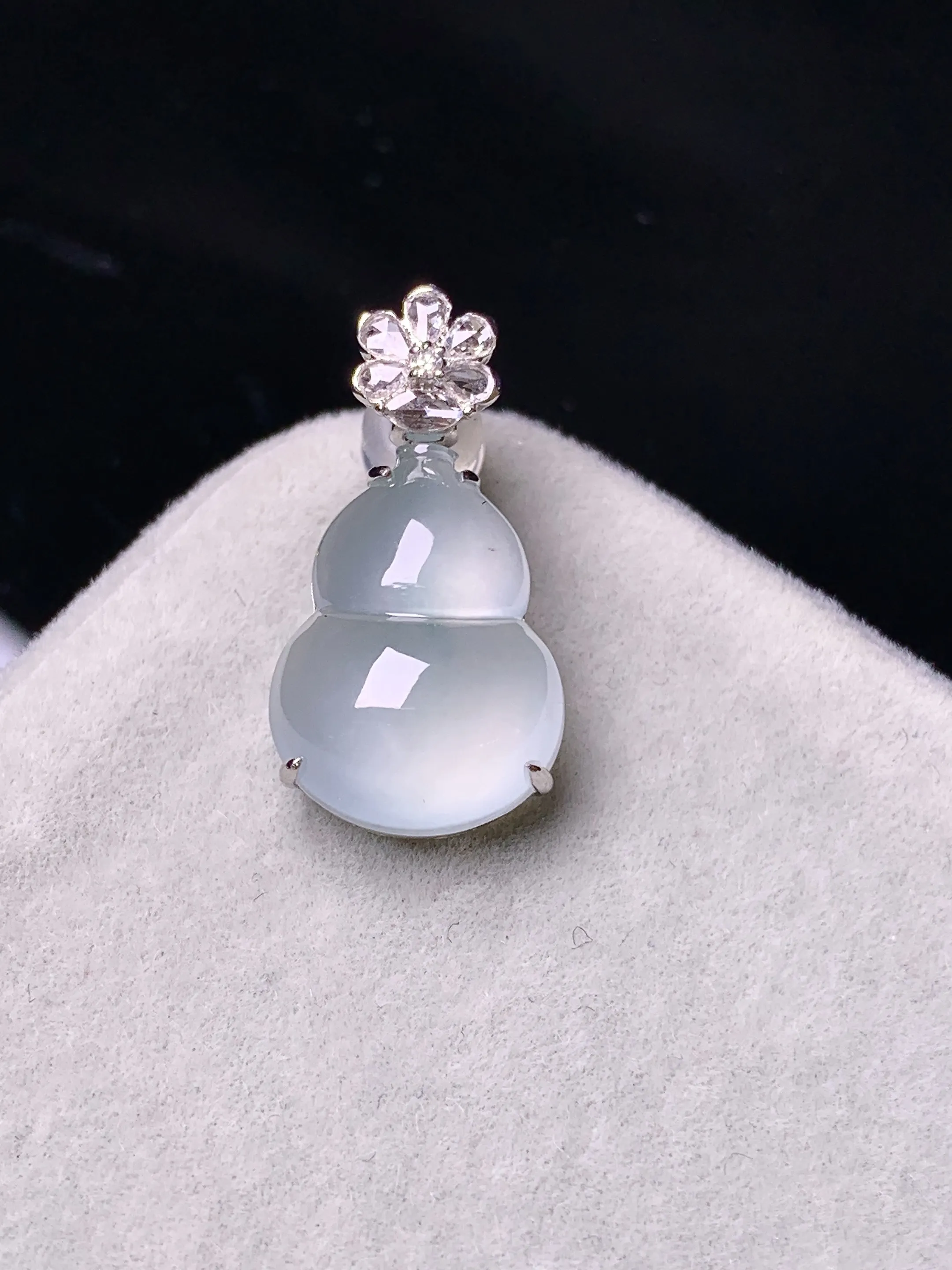 18k金钻镶嵌冰种葫芦吊坠 玉质细腻 色泽艳丽清新 整体尺寸21.8*11.2*7