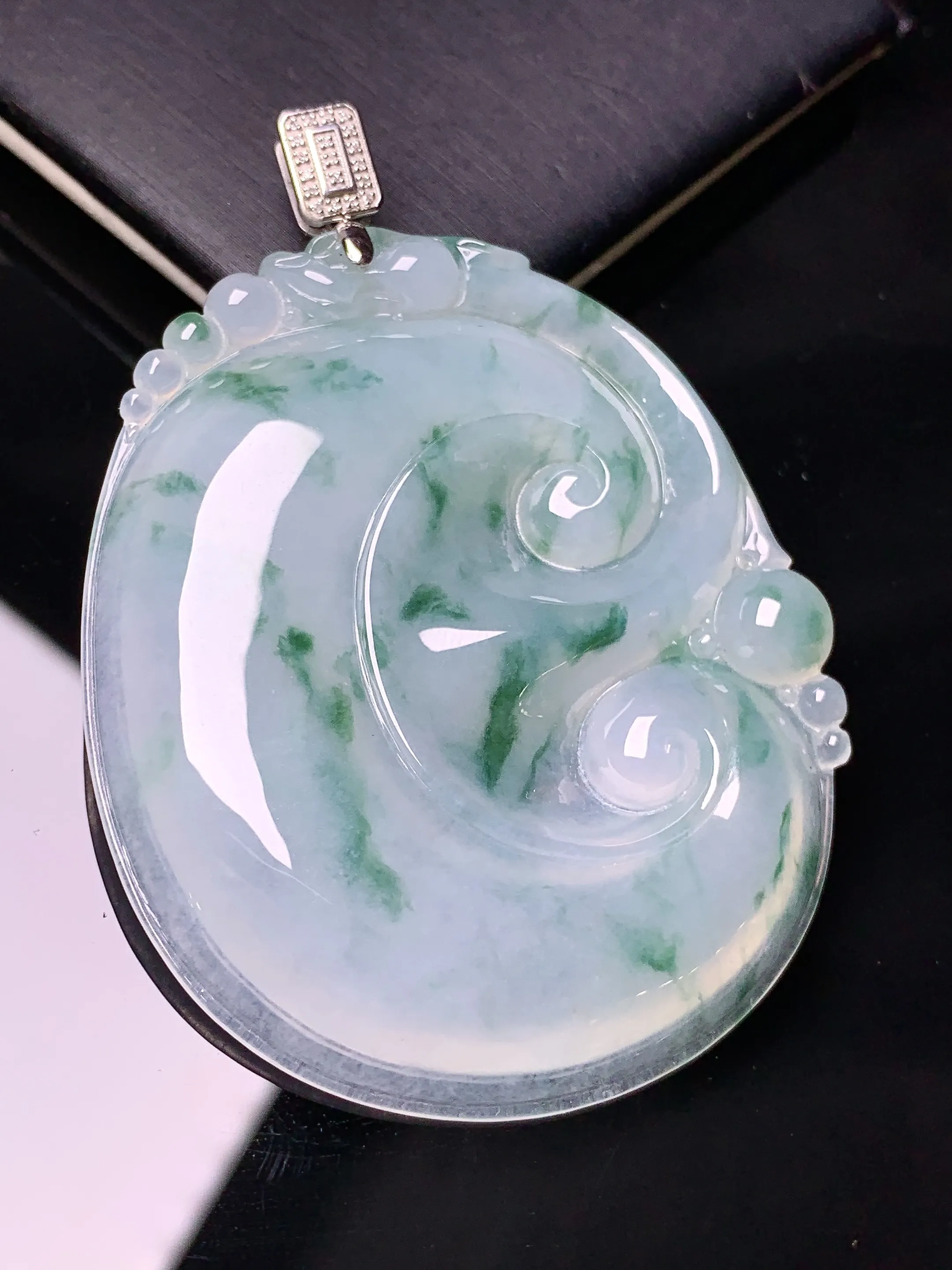 18k金钻镶嵌飘绿如意吊坠 玉质细腻 色泽艳丽清新 整体尺寸61.6*44.6*6