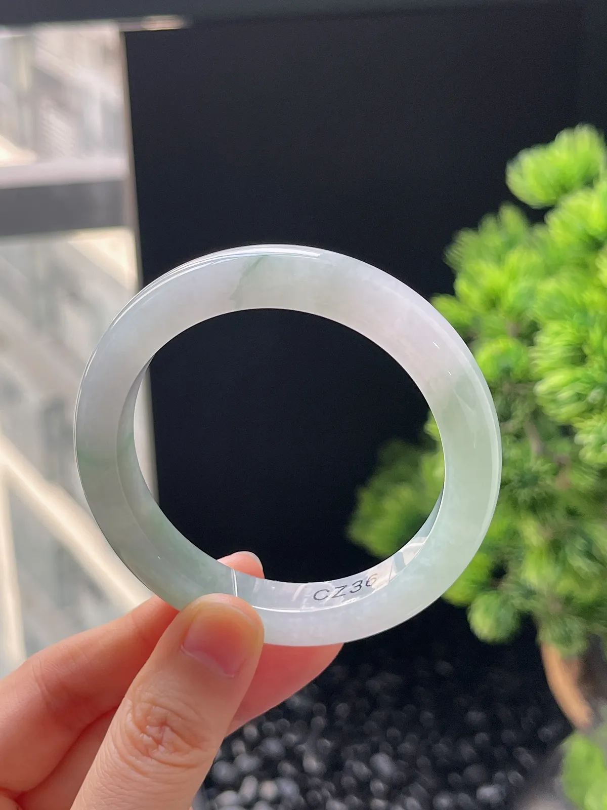 正圈52.4圈口，翡翠冰糯种浅绿色手镯