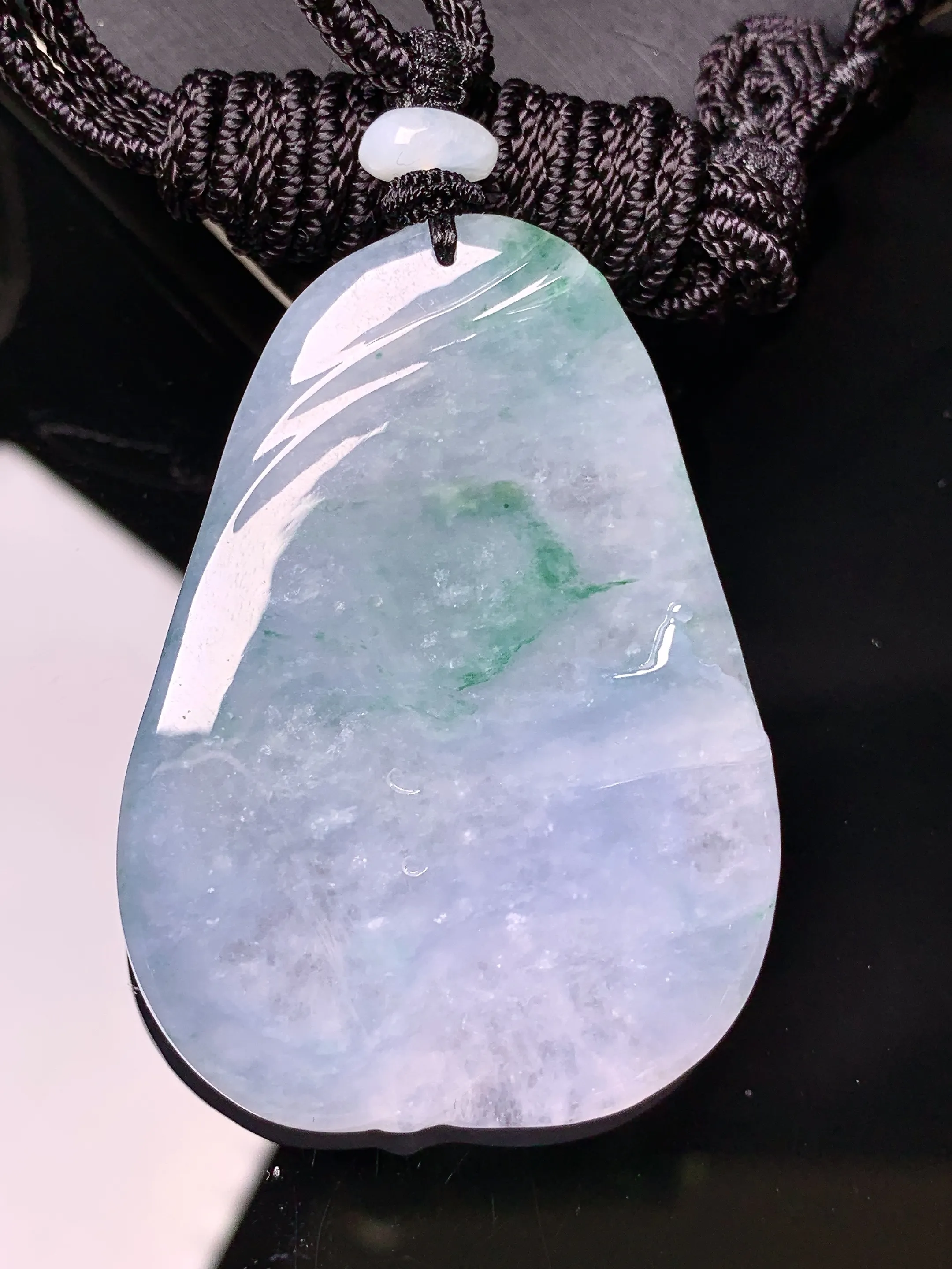 18k金钻镶嵌冰种飘绿悟道吊坠 玉质细腻 色泽艳丽清新 整体尺寸53.2*38.2*4.8