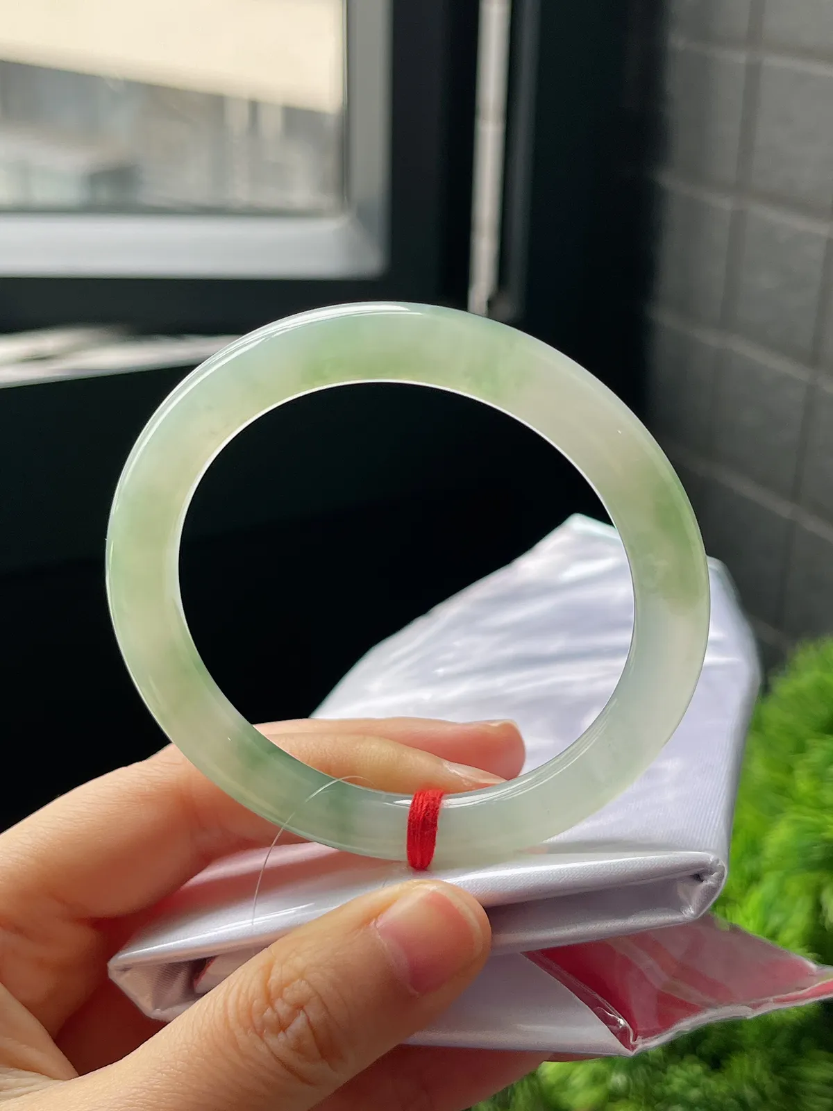 圆镯54圈口，翡翠冰糯种淡绿色手镯