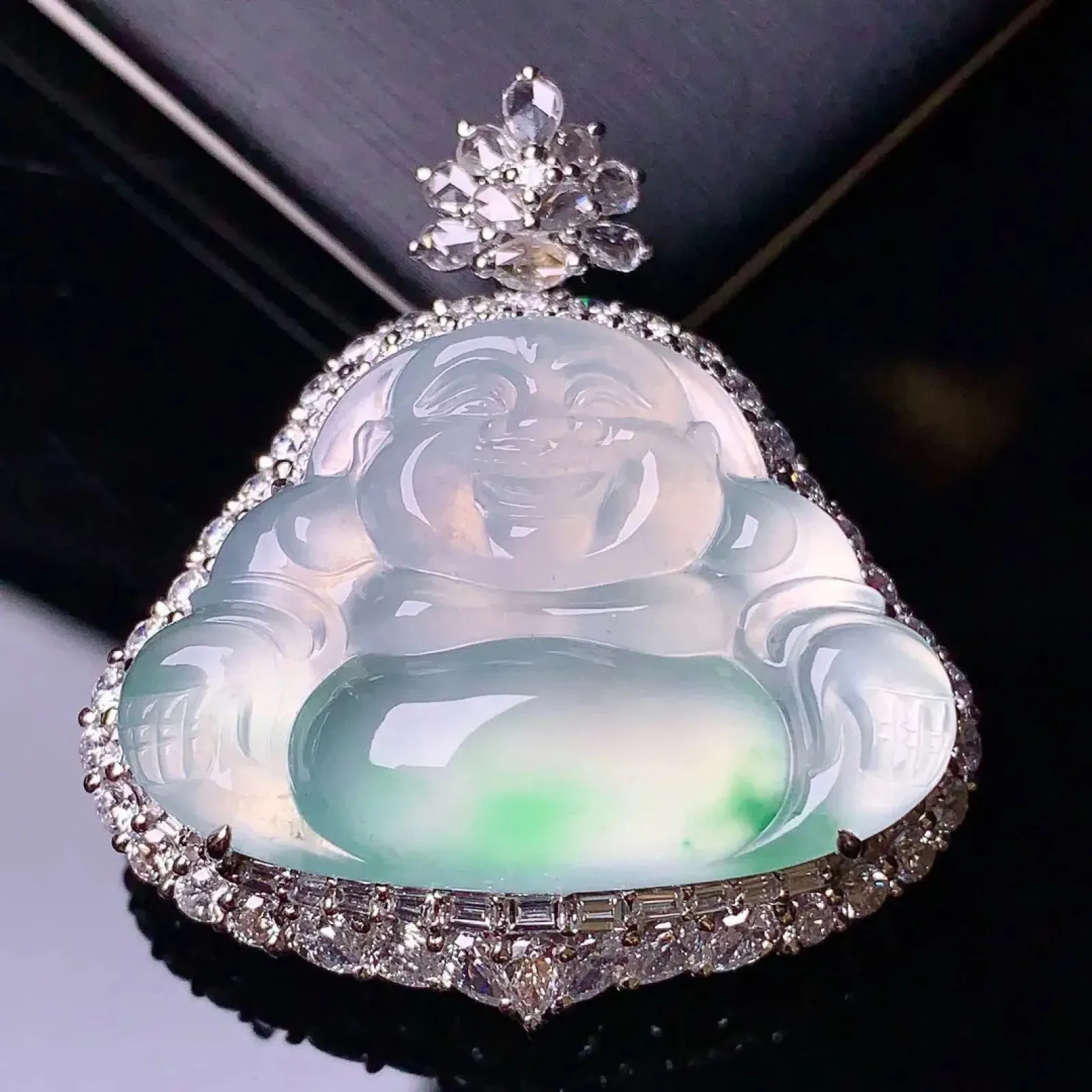 18k金钻镶嵌飘绿佛公吊坠 玉质细腻 色泽艳丽   整体尺寸38*34.1*14.8