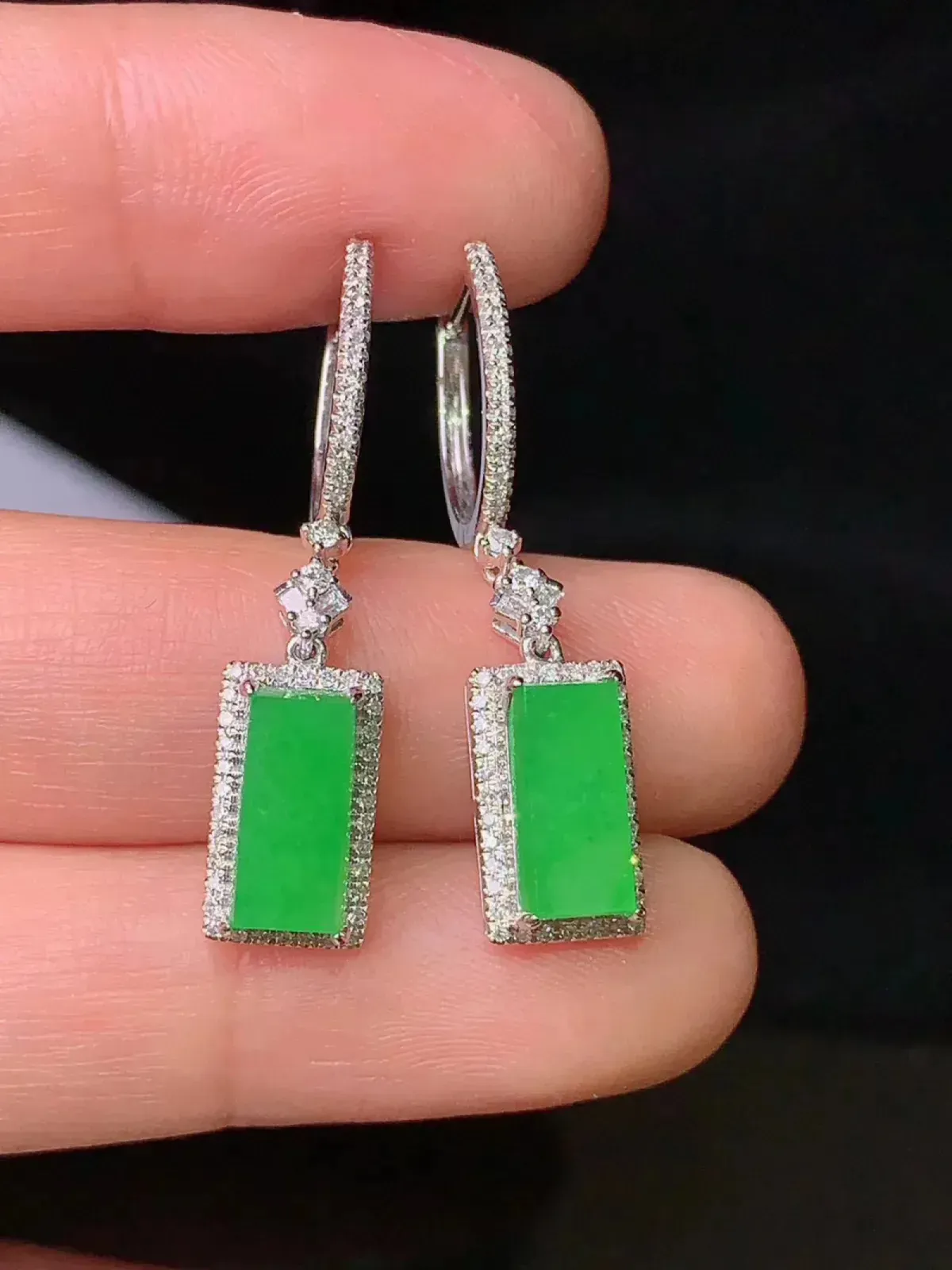 18k金钻镶嵌满绿无事牌耳坠 玉质细腻 色泽艳丽 整体尺寸32.5*7.1*5.5