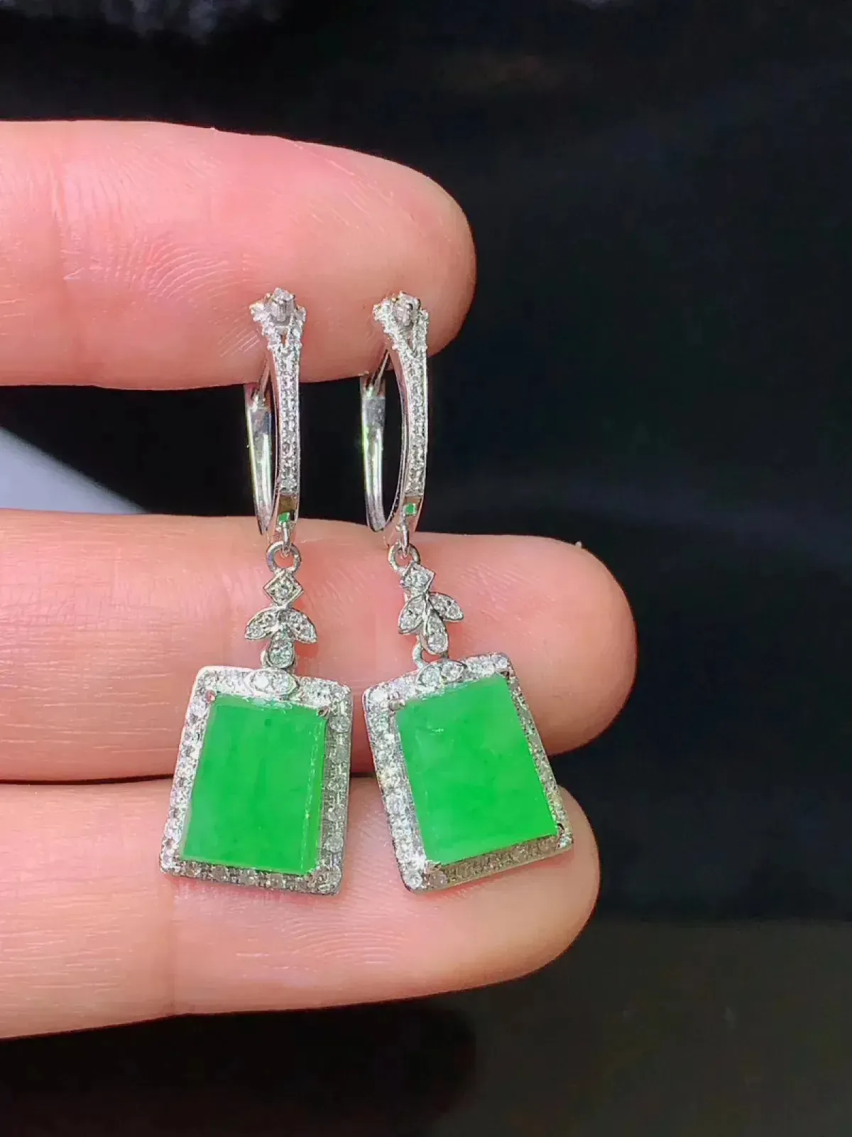 18k金钻镶嵌满绿无事牌耳坠 玉质细腻 色泽艳丽 整体尺寸31.5*9.8*5.2