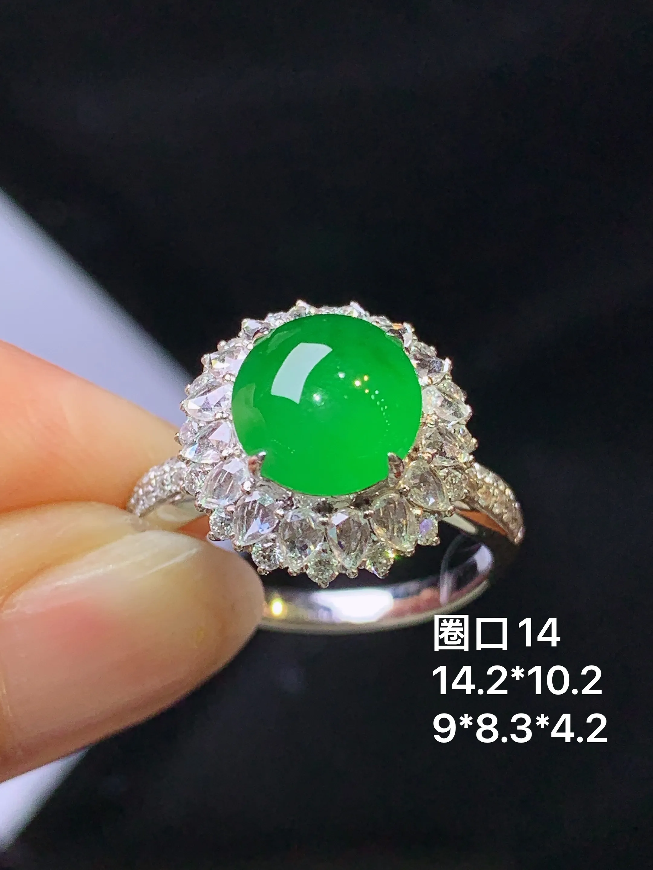 18k金钻镶嵌满绿蛋面戒指 吊玉质细腻 色泽艳丽清新 圈口14 整体尺寸14.2*10.2