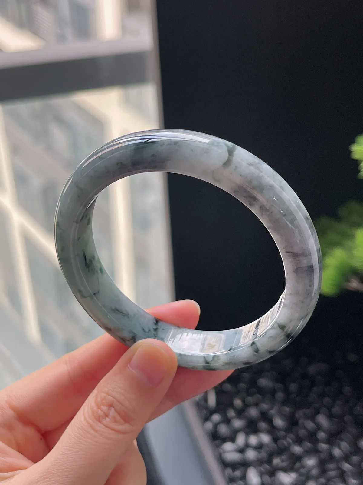 正圈57.8圈口，翡翠糯化种乌鸡底飘绿手镯