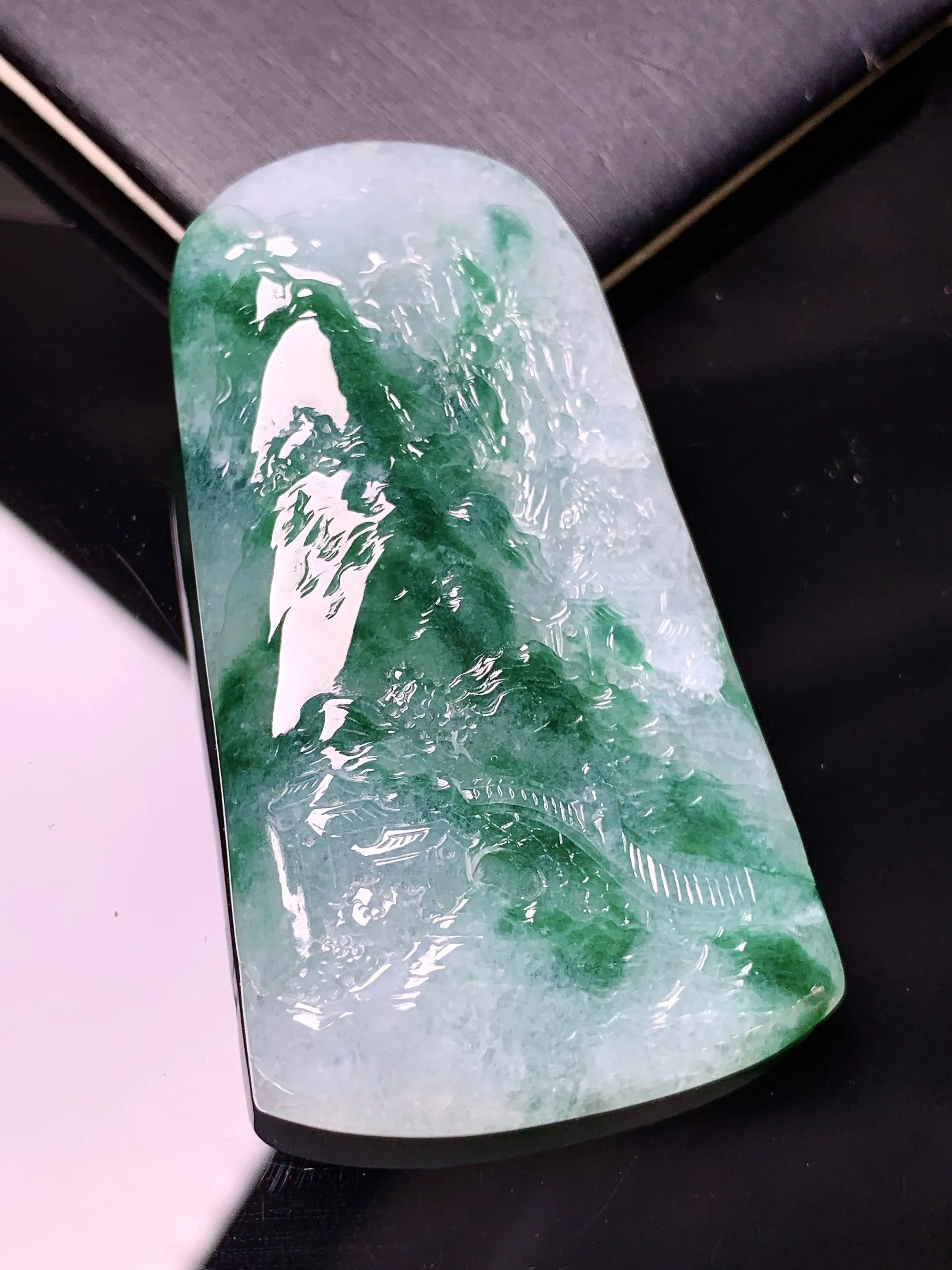 飘绿山水牌子吊坠 玉质细腻 色泽艳丽清新 整体尺寸60.8*32.8*7.8