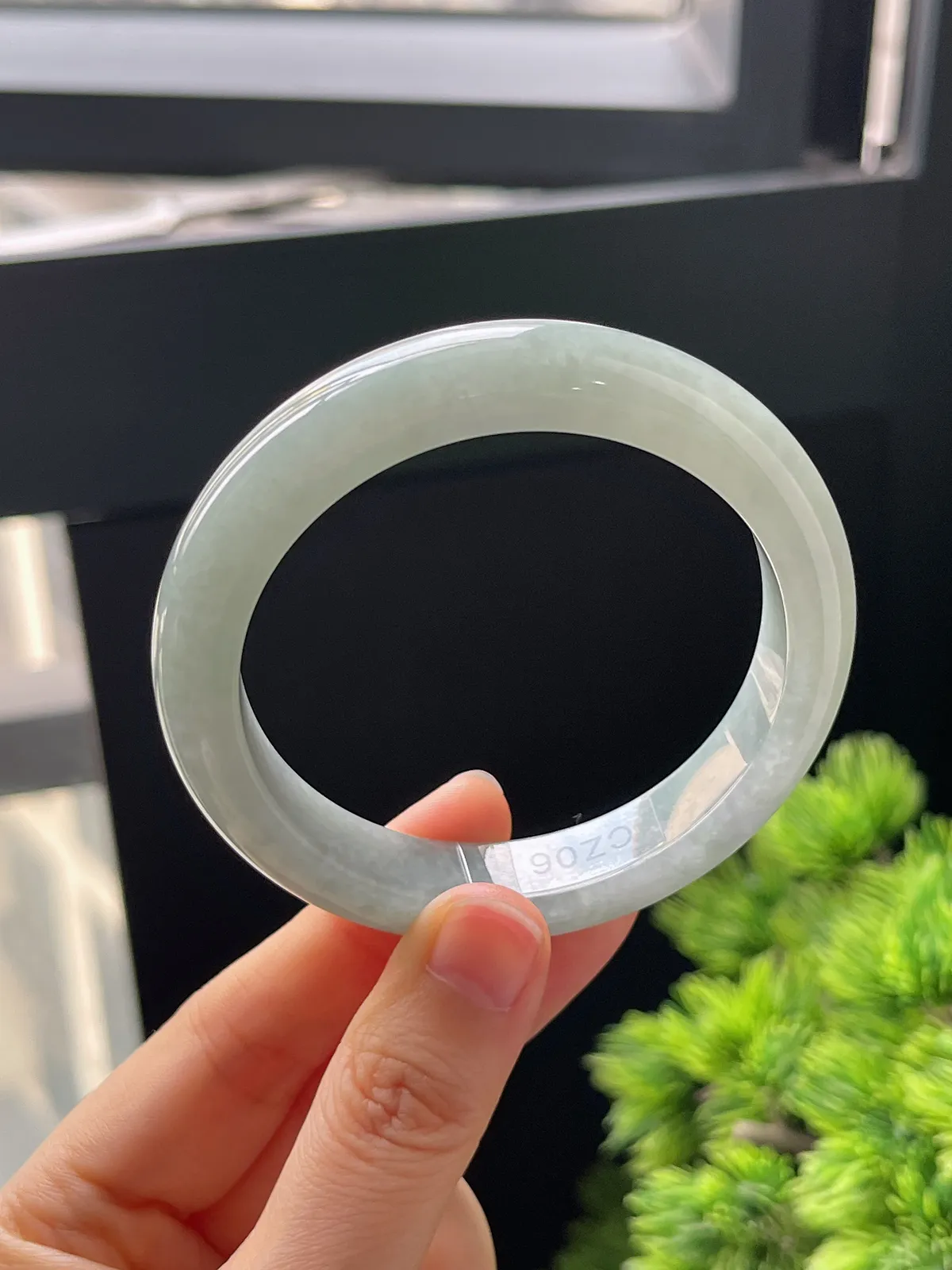 正圈55圈口，翡翠糯化种淡绿色手镯