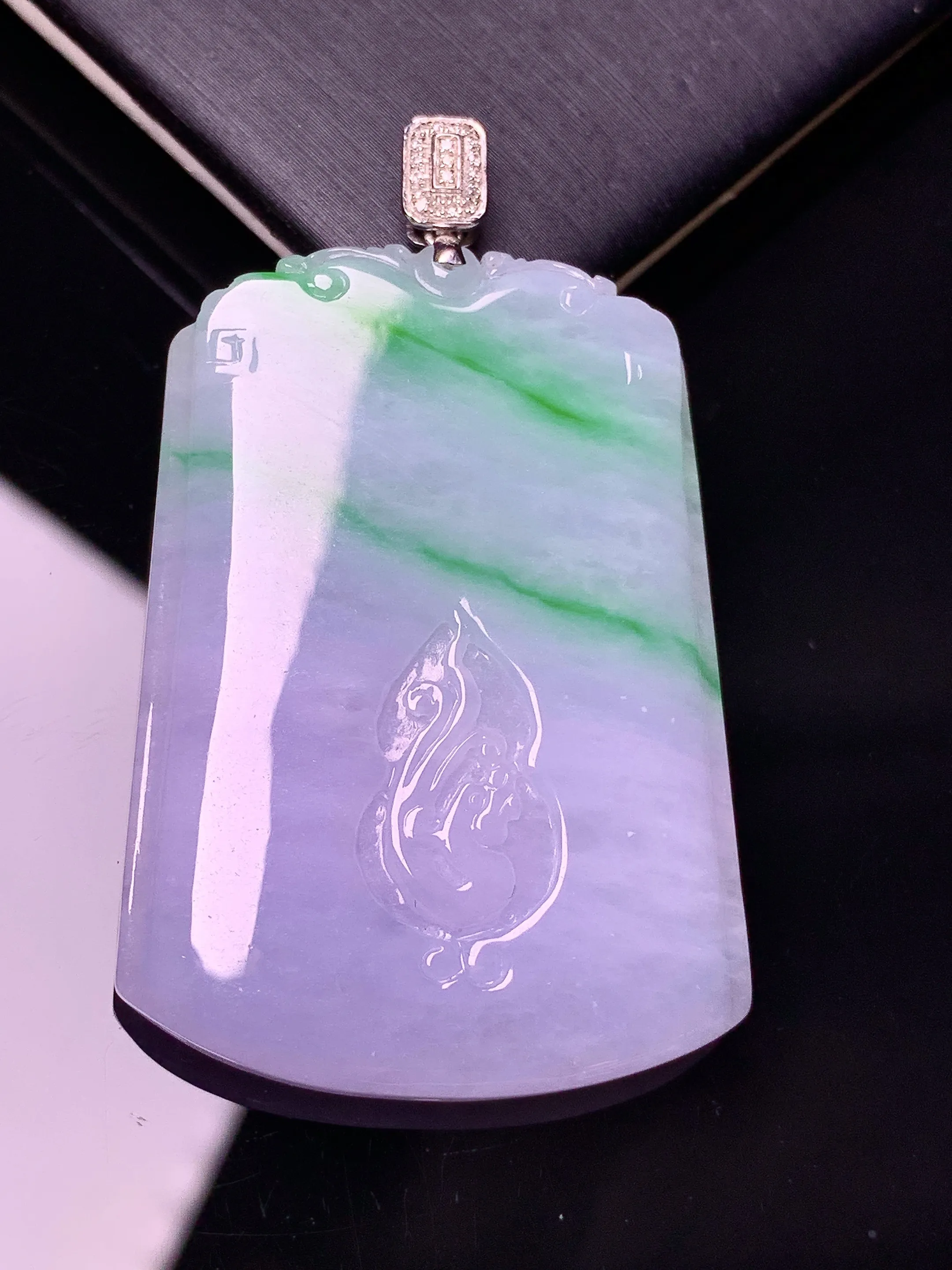 18k金钻镶嵌雕花春彩牌吊坠 玉质细腻 色泽艳丽清新 整体尺寸50.5*21.3*5