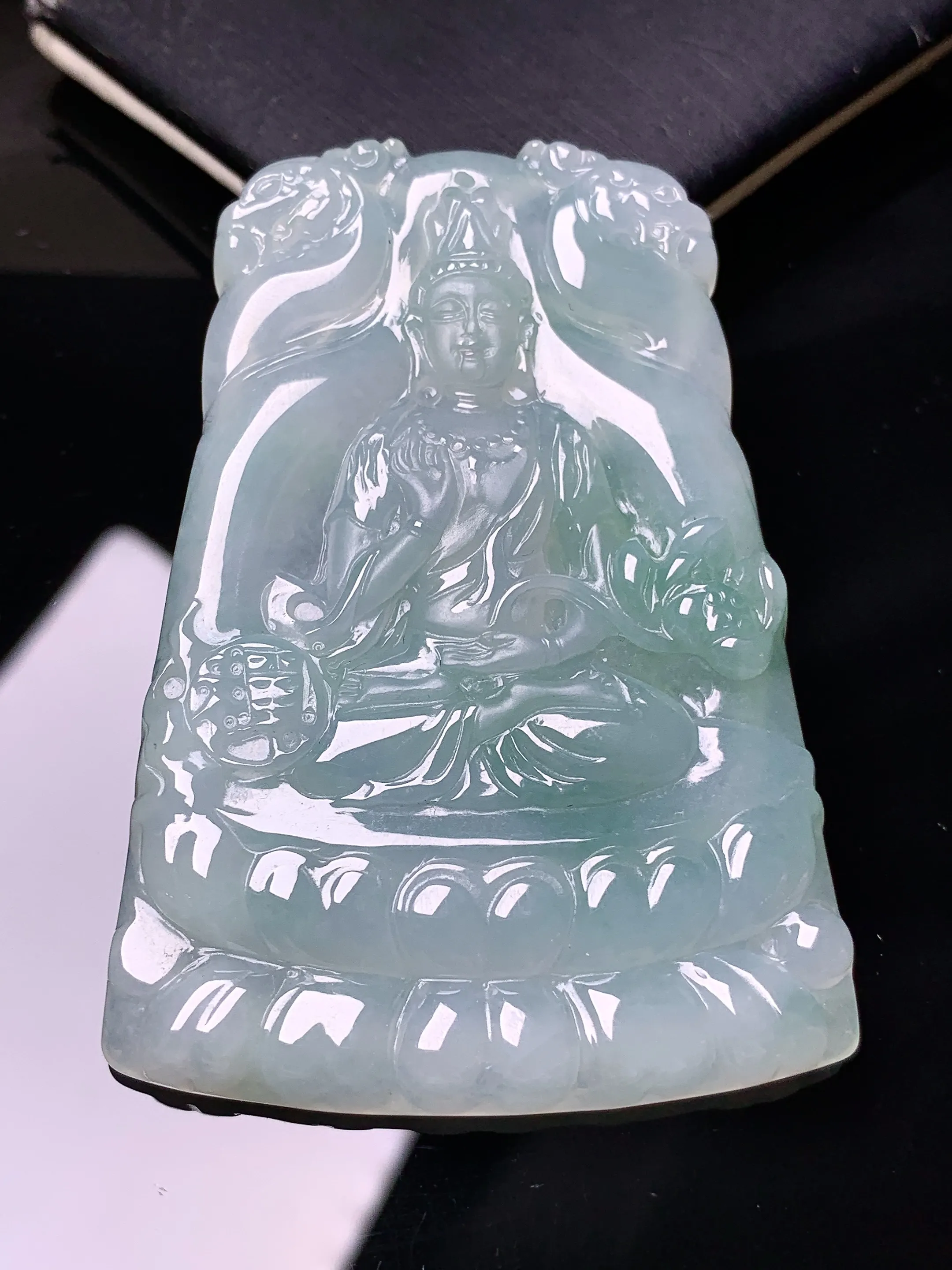 飘绿观音菩萨吊坠 玉质细腻 色泽艳丽清新 整体尺寸62.5*44.6*5.2