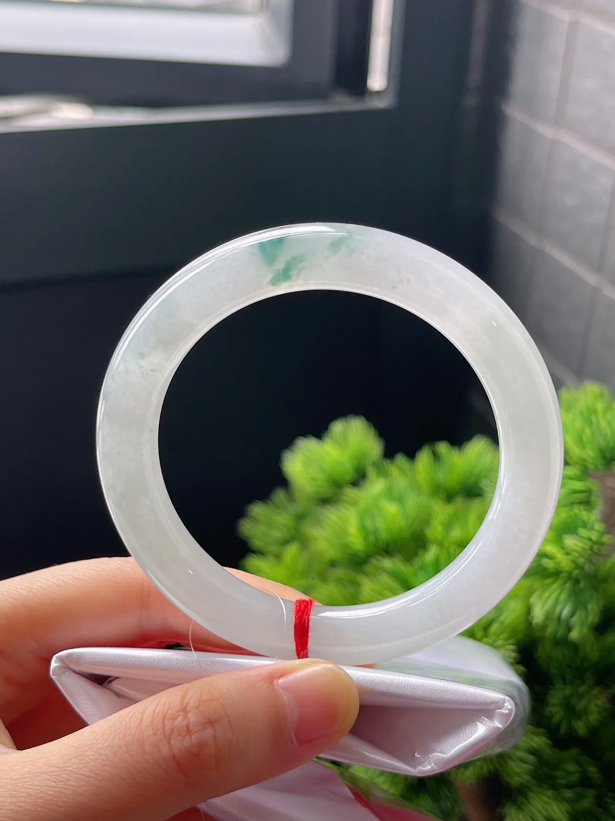 圆镯54.5圈口，翡翠冰糯飘花手镯