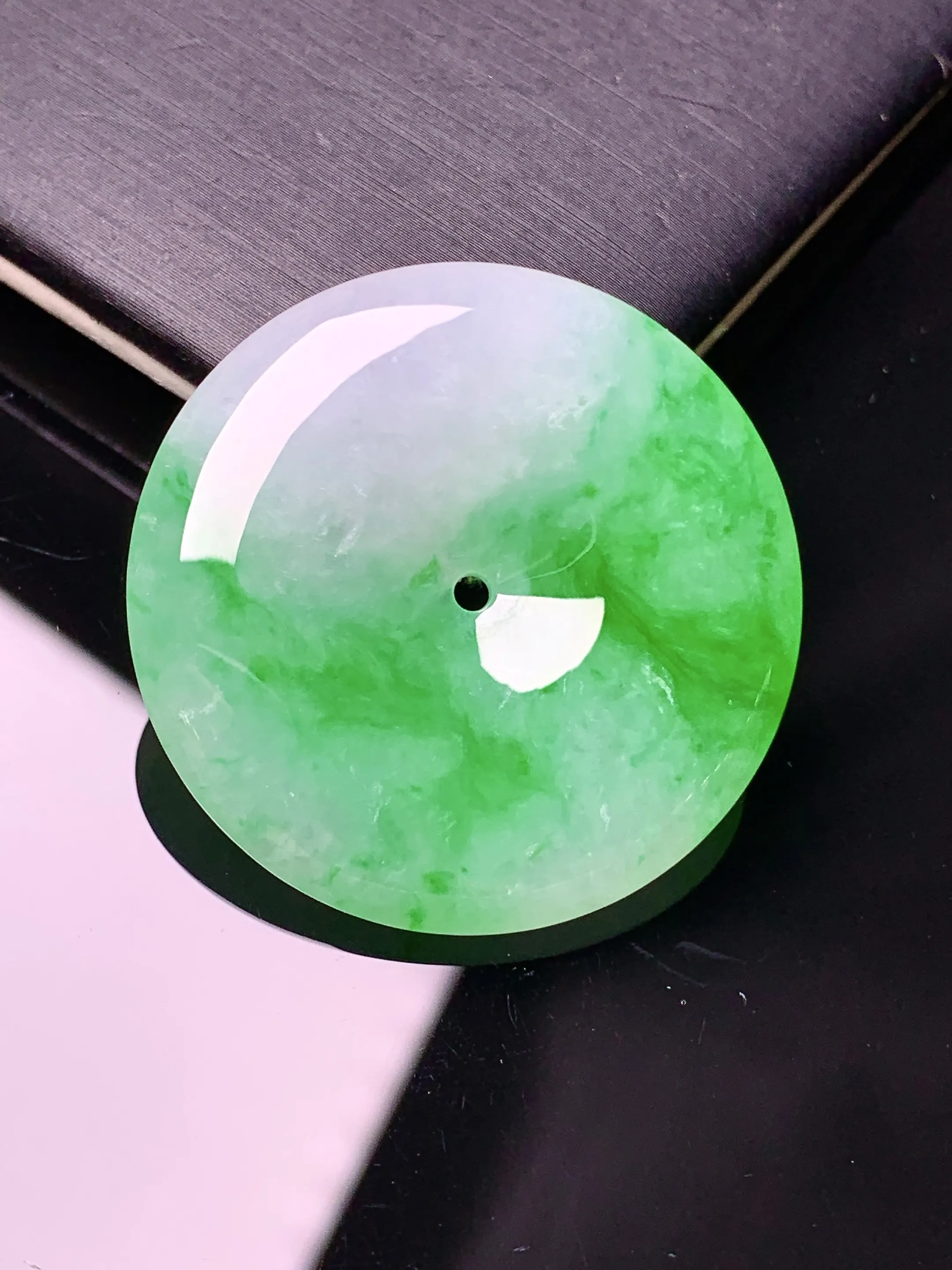 翠绿平安扣吊坠 玉质细腻 色泽艳丽清新 整体尺寸33.2*6