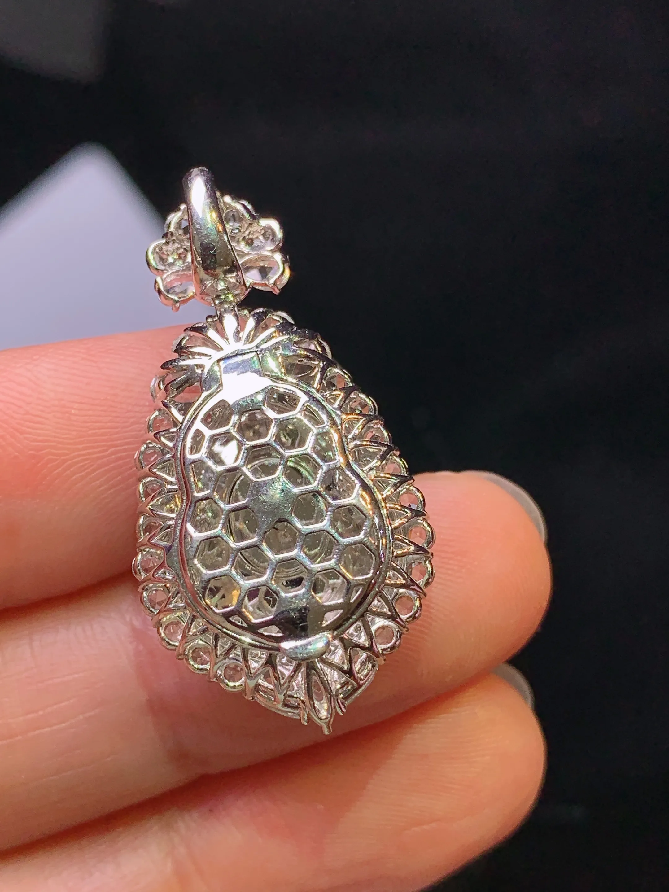 18k金钻镶嵌满绿葫芦吊坠 玉质细腻 色泽艳丽清新 整体尺寸32.3*16.6*10.5