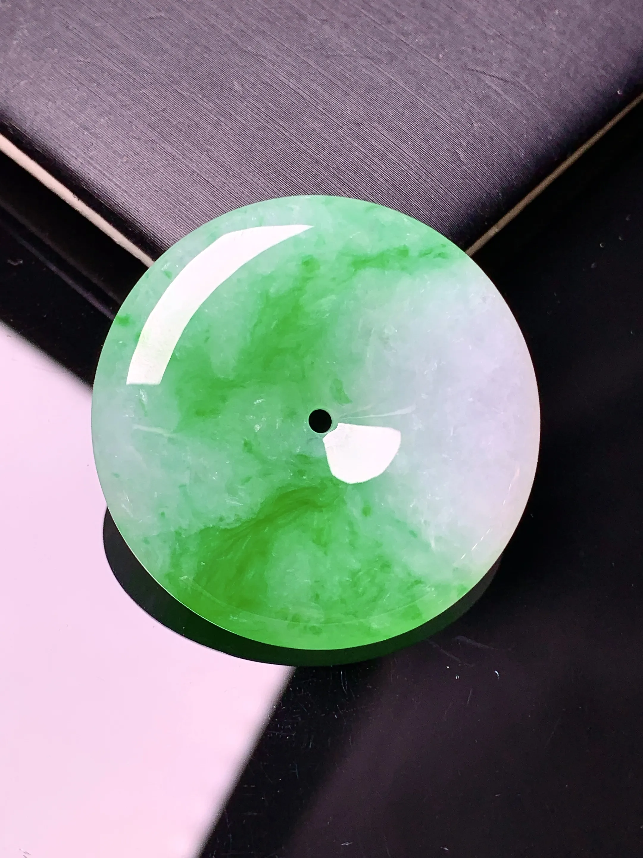 翠绿平安扣吊坠 玉质细腻 色泽艳丽清新 整体尺寸33.2*6