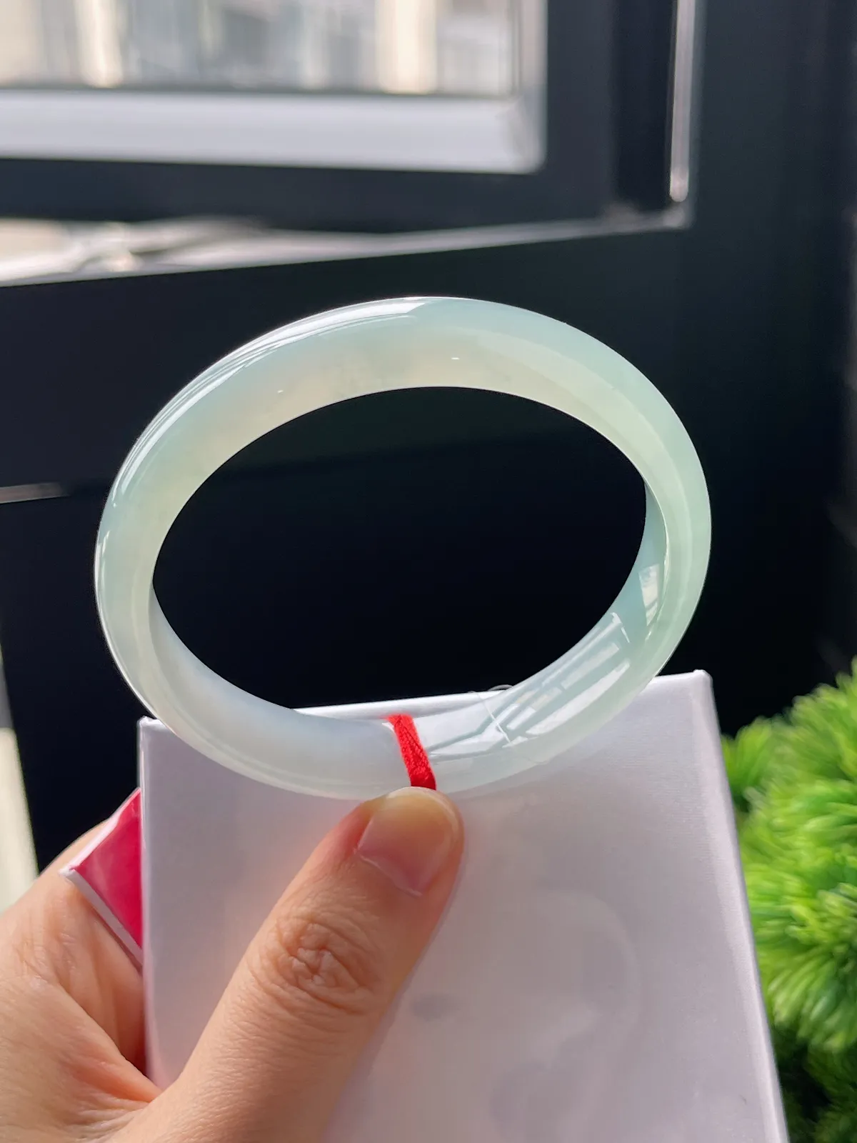 正圈57.4圈口，翡翠冰种淡绿色手镯