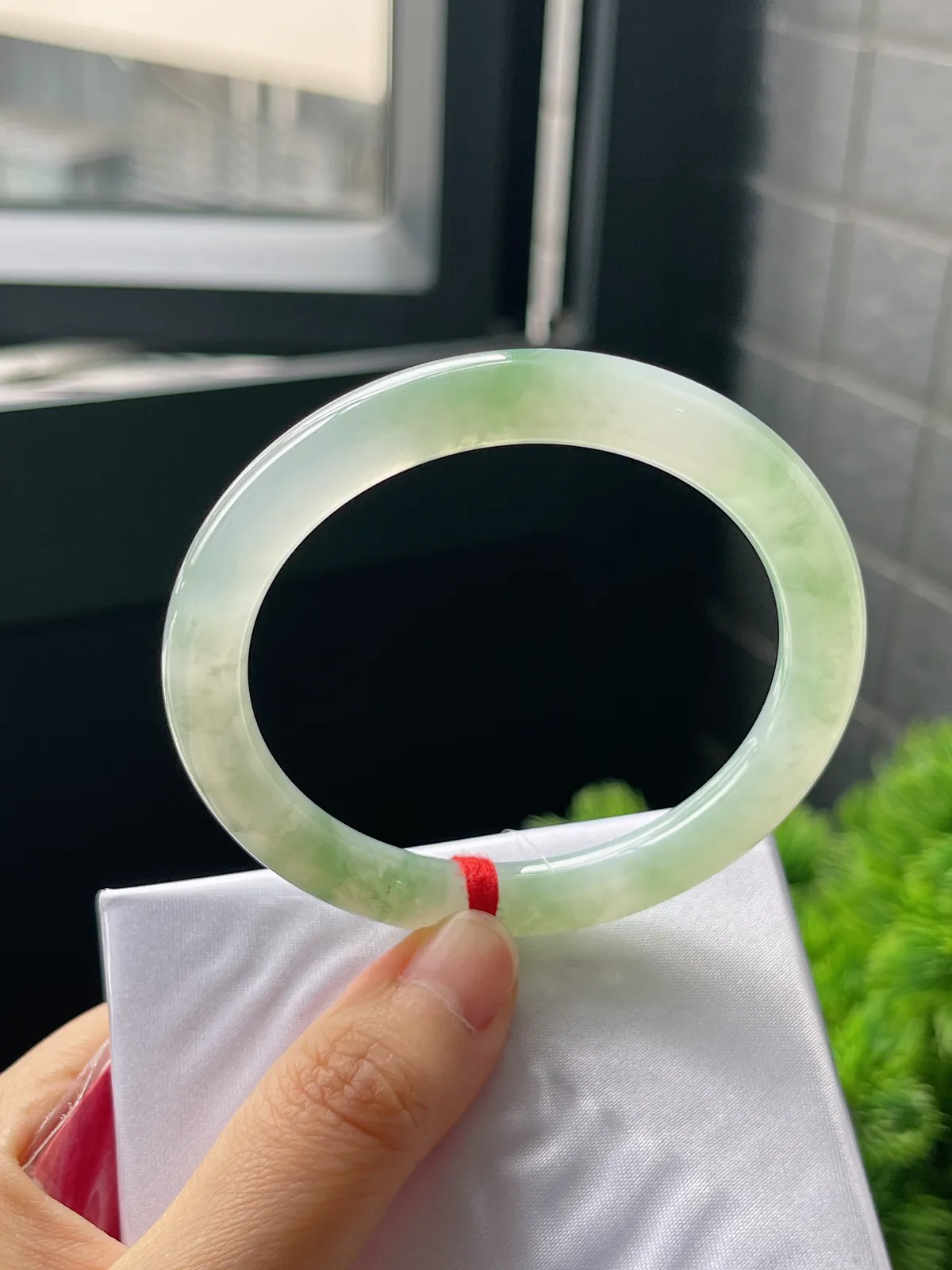 圆镯54圈口，翡翠冰糯种淡绿色手镯