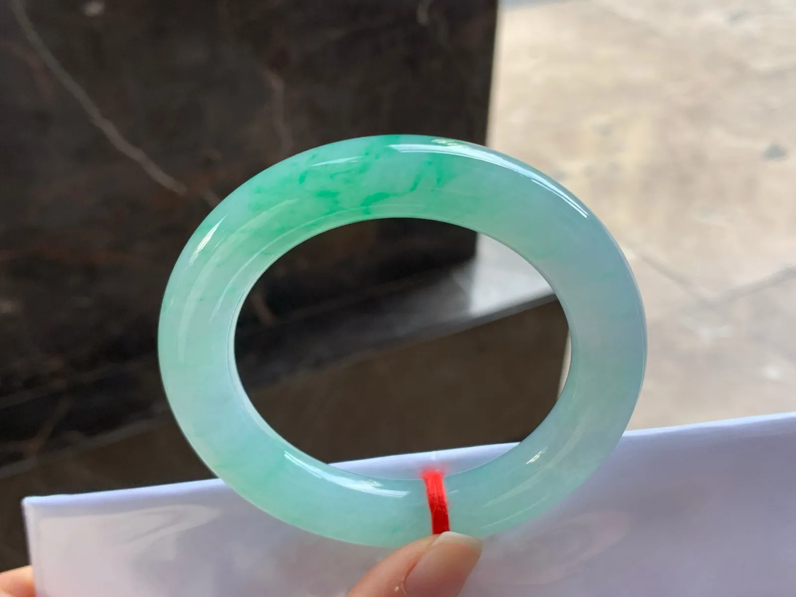 56-11.8

飘绿圆条手镯^_^色阳 玉质温润