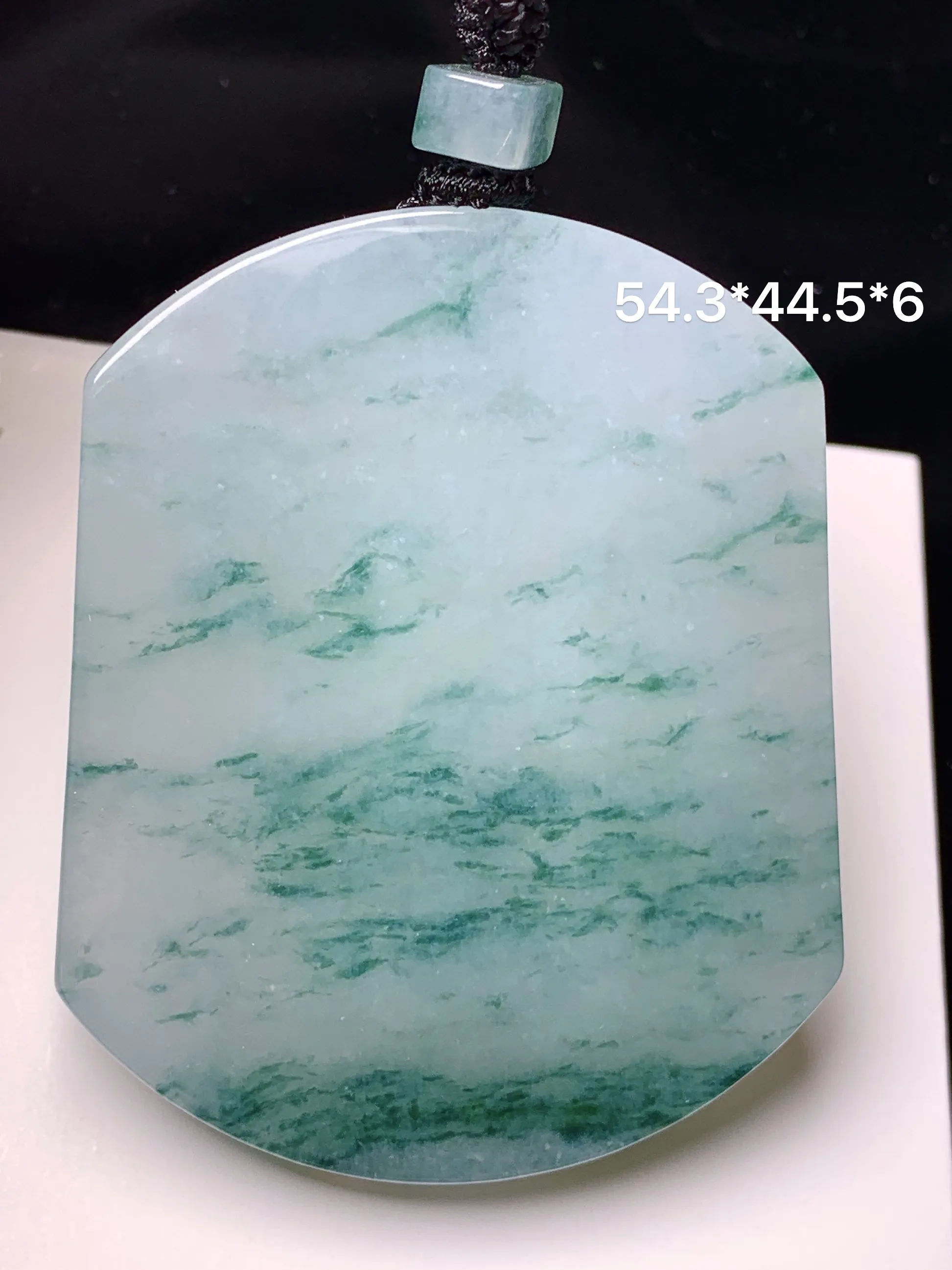 飘绿花无事牌吊坠 玉质细腻 色泽艳丽清新 整体尺寸54.3*44.5*6