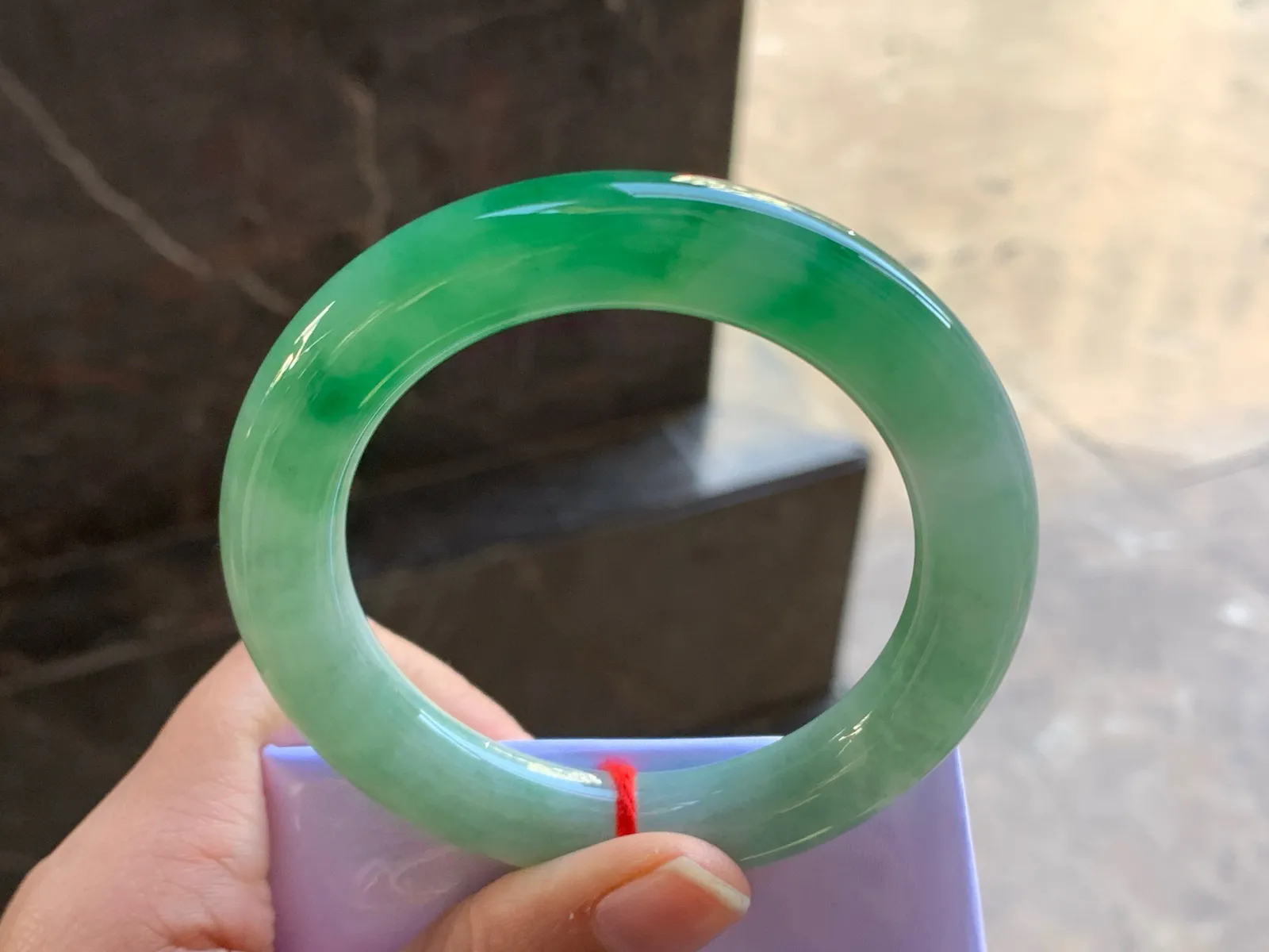 54-11

浓绿色圆条手镯^_^鲜艳 玉质温润