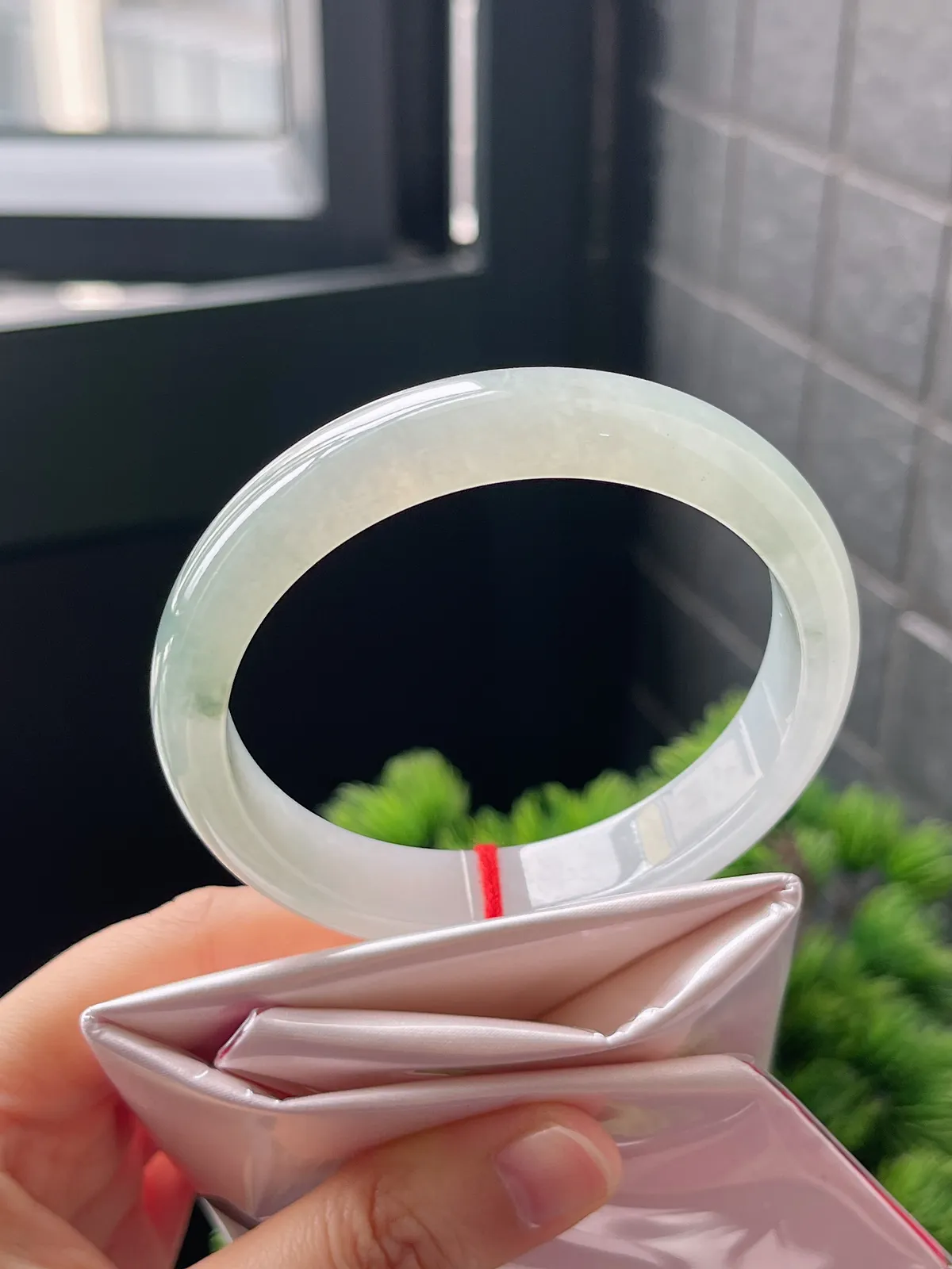 正圈57.5圈口，翡翠冰糯种飘绿手镯