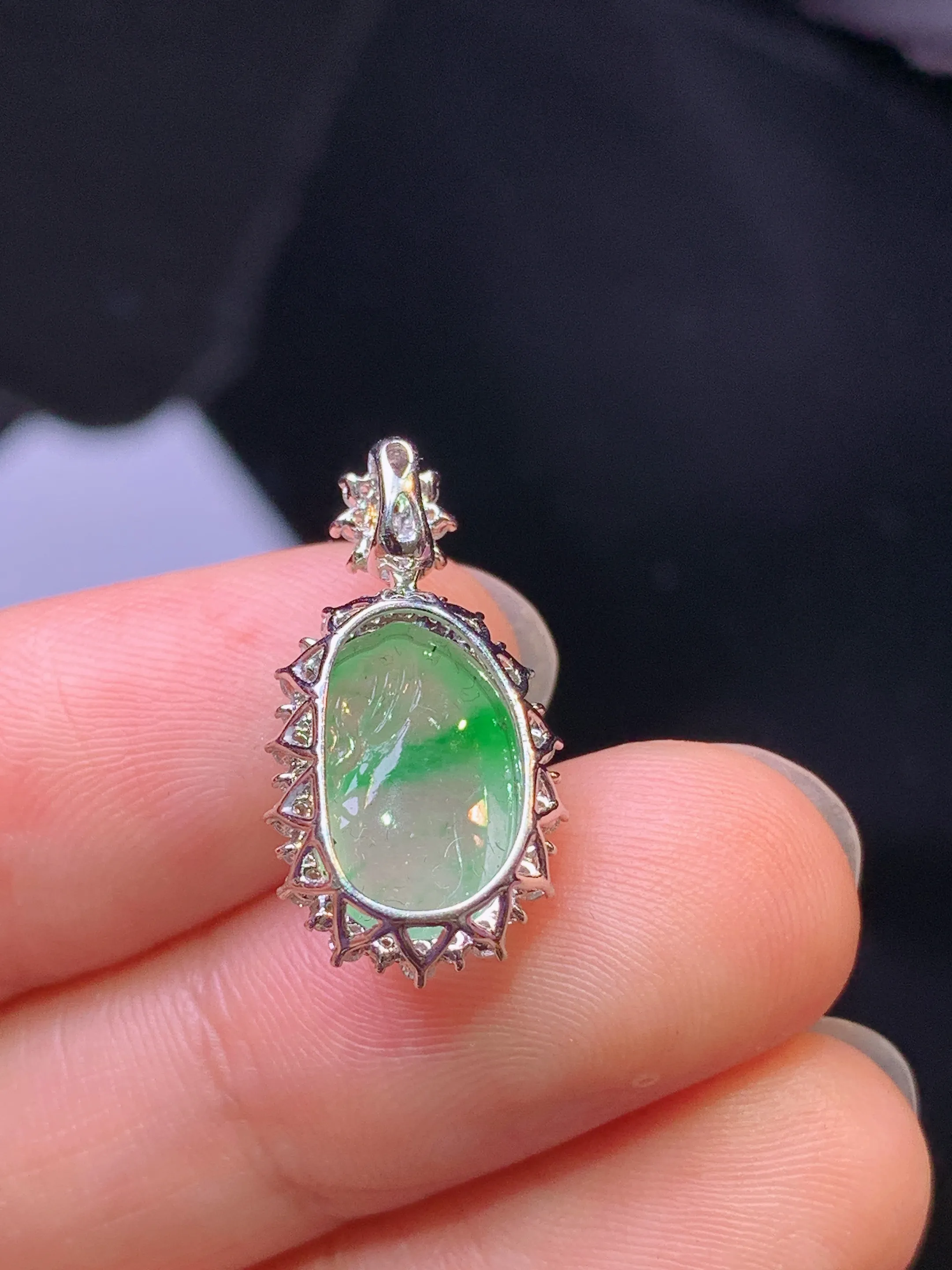 18k金钻镶嵌飘绿钱袋吊坠 玉质细腻 色泽艳丽清新 整体尺寸20.6*11*7.5