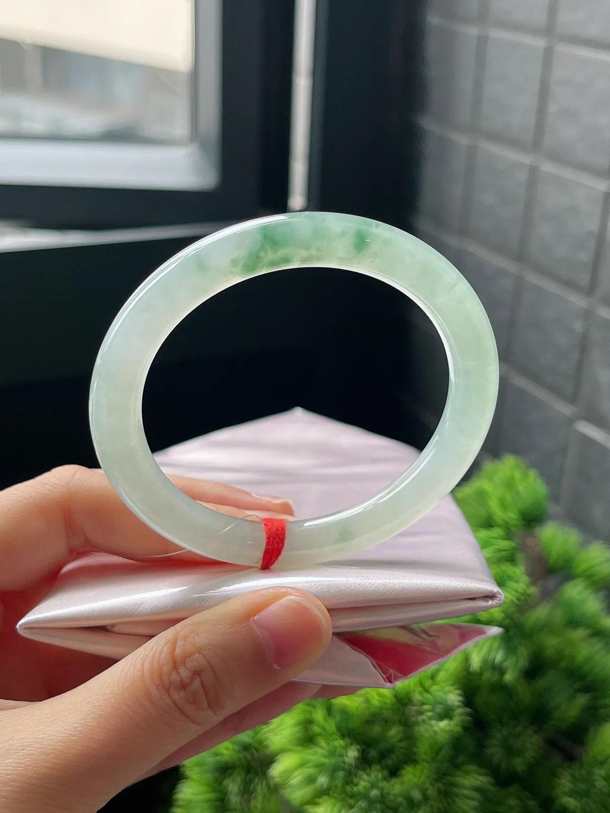 圆镯53.4圈口，翡翠冰糯种淡绿色手镯