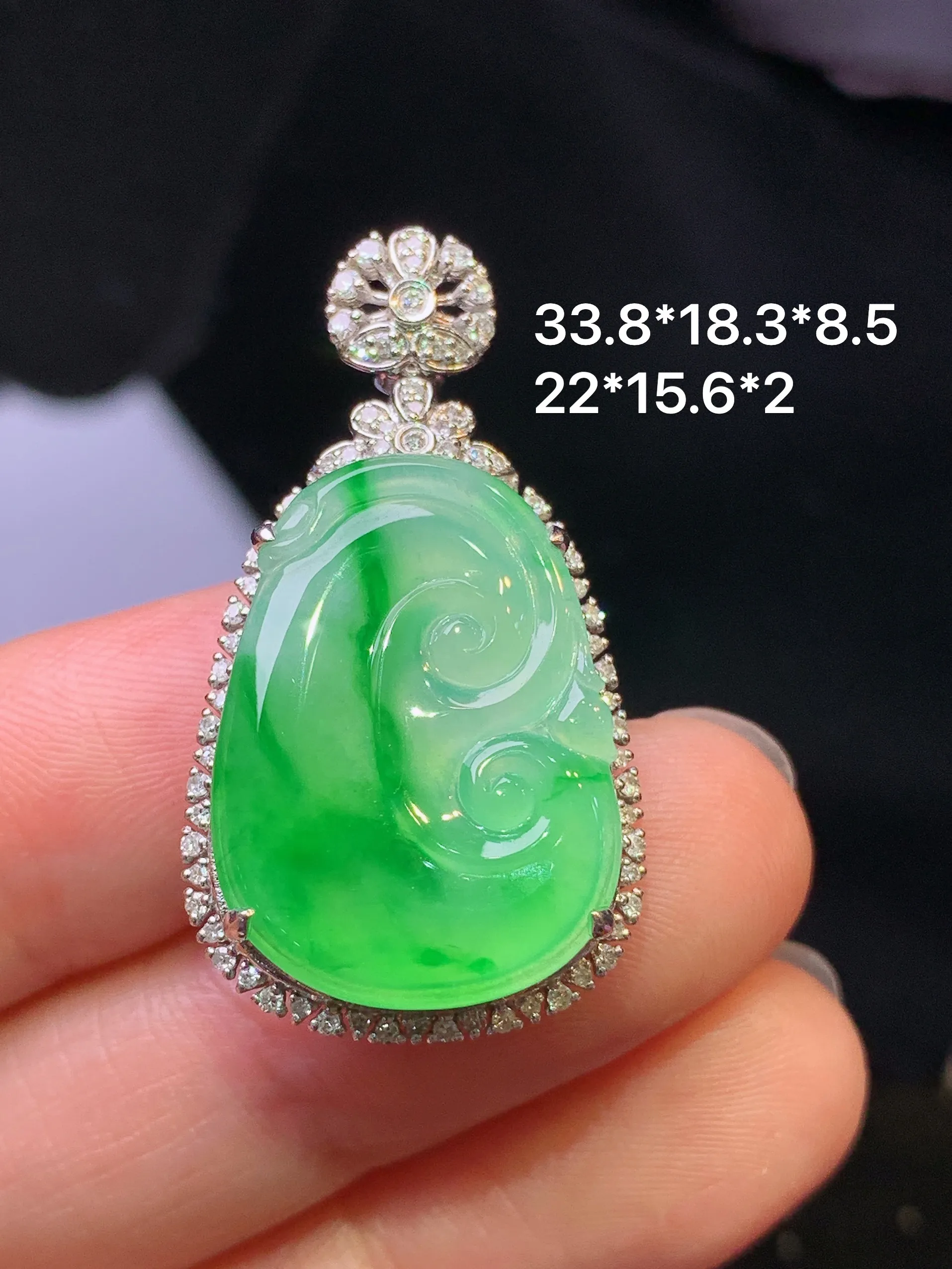 18k金钻镶嵌飘绿如意吊坠 玉质细腻 色泽艳丽清新 整体尺寸33.8*18.3*8.5