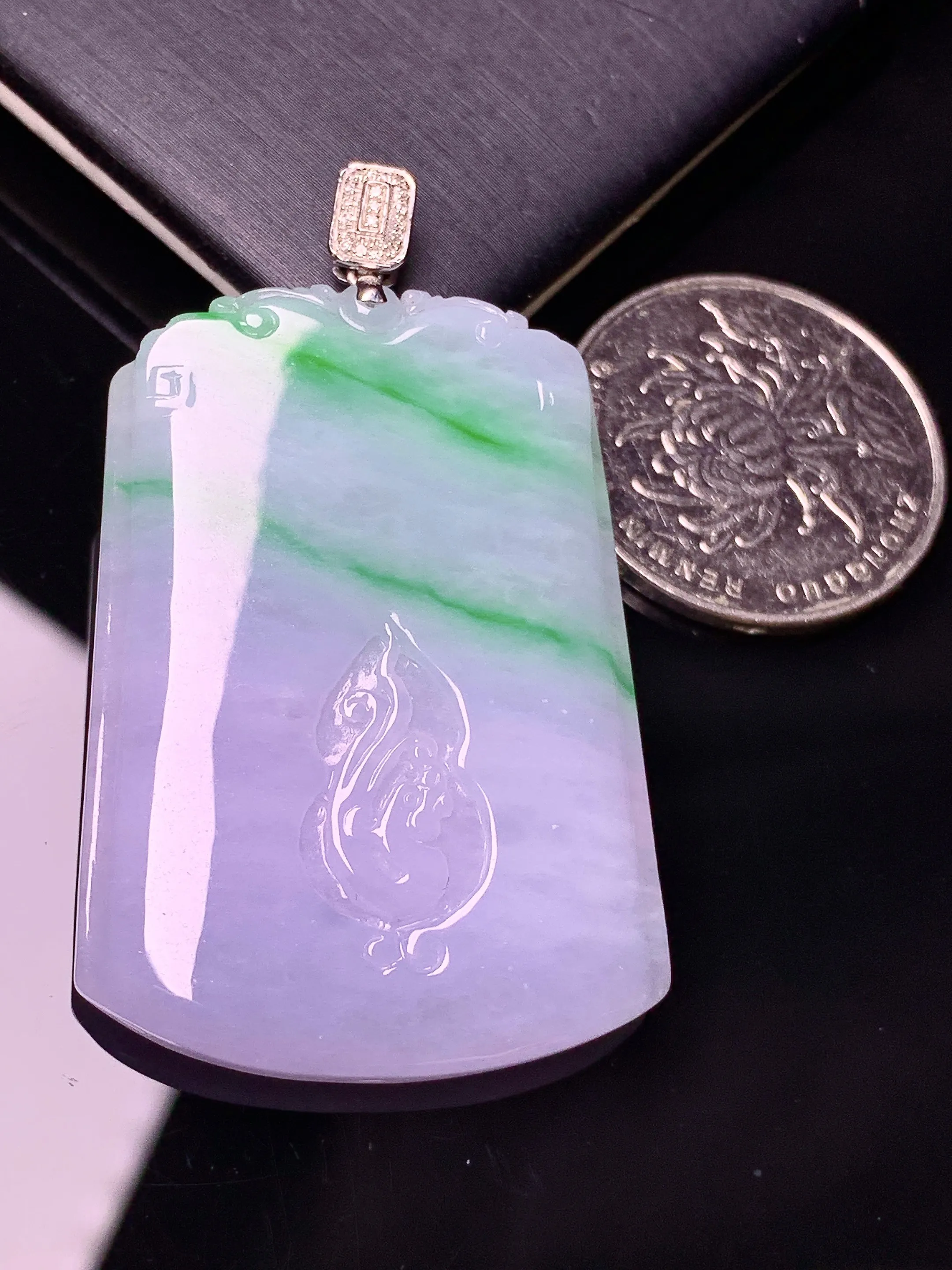 18k金钻镶嵌雕花春彩牌吊坠 玉质细腻 色泽艳丽清新 整体尺寸50.5*21.3*5