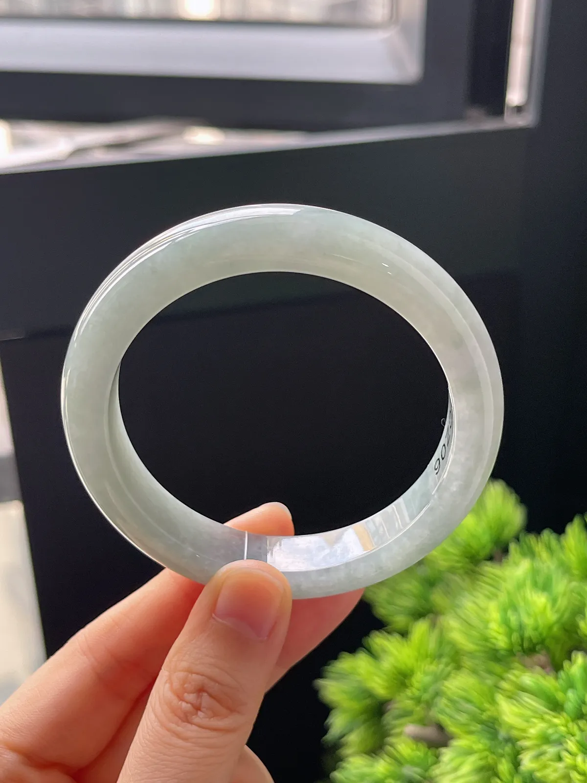 正圈55圈口，翡翠糯化种淡绿色手镯