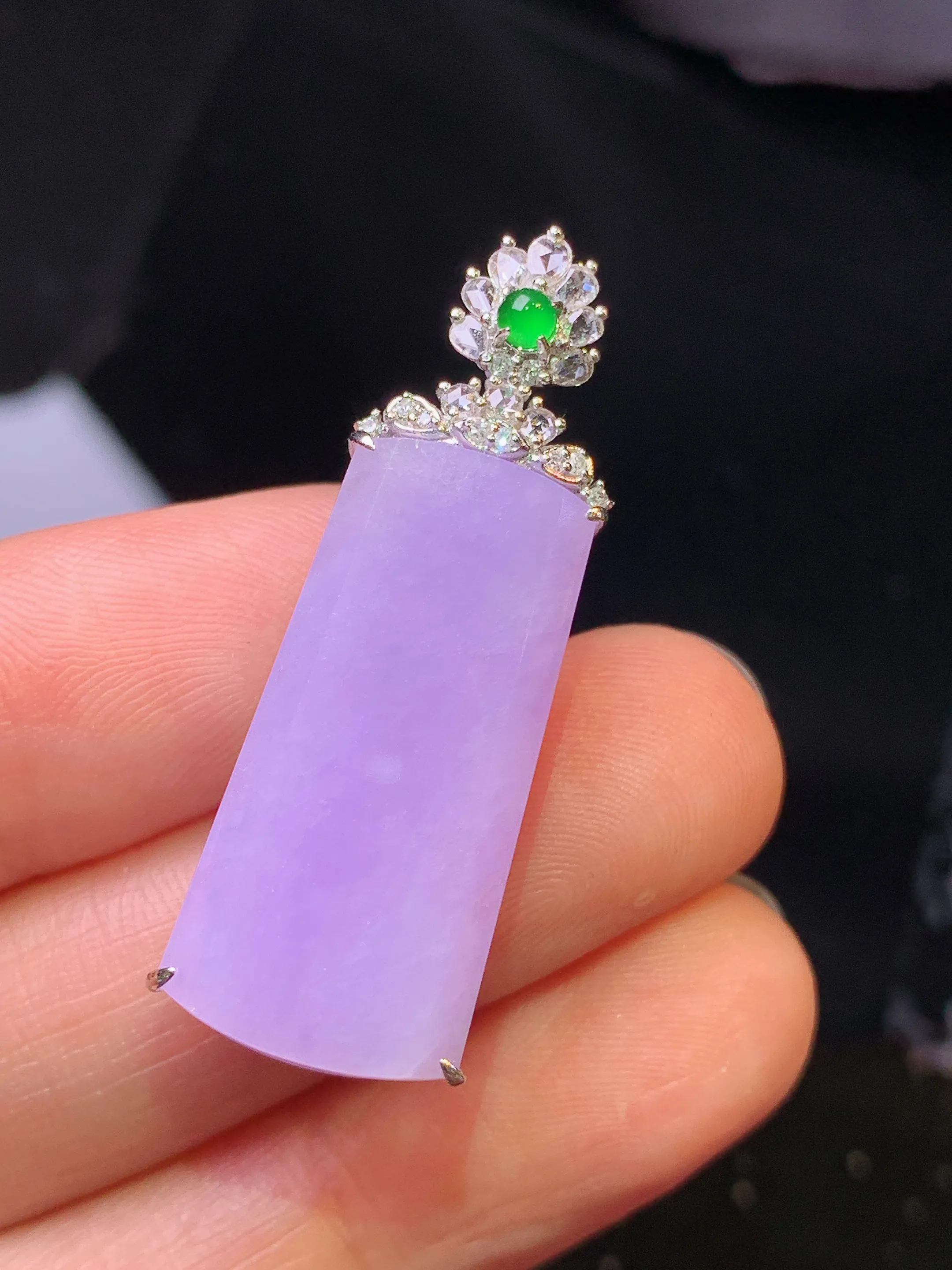 18k金钻镶嵌紫罗兰无事牌吊坠 玉质细腻 色泽艳丽清新 整体尺寸36*13*7.6