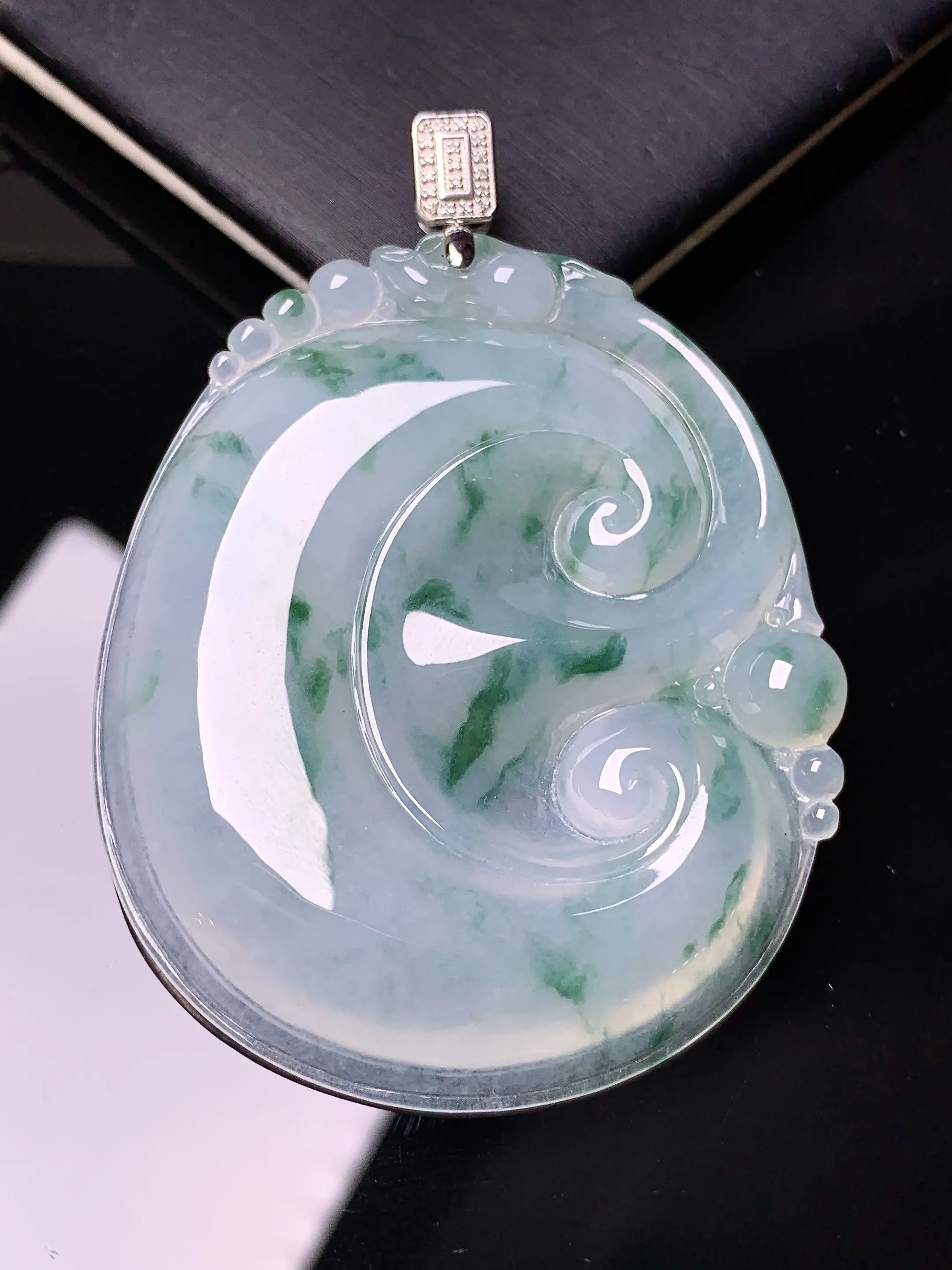 18k金钻镶嵌飘绿如意吊坠 玉质细腻 色泽艳丽清新 整体尺寸61.6*44.6*6