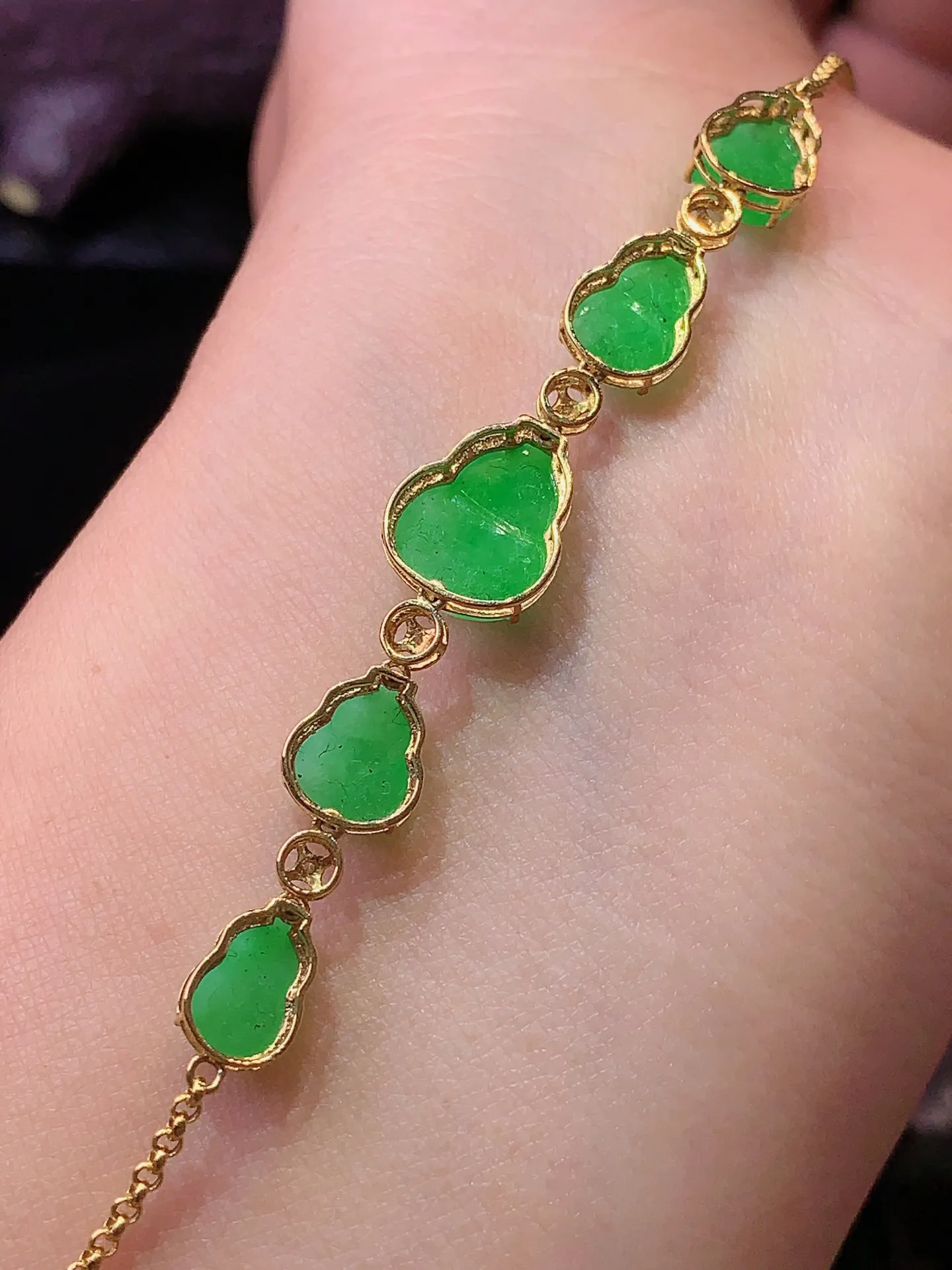 18k金镶嵌翠绿葫芦吊坠 玉质细腻 色泽艳丽清新 整体尺寸64*9*4.3