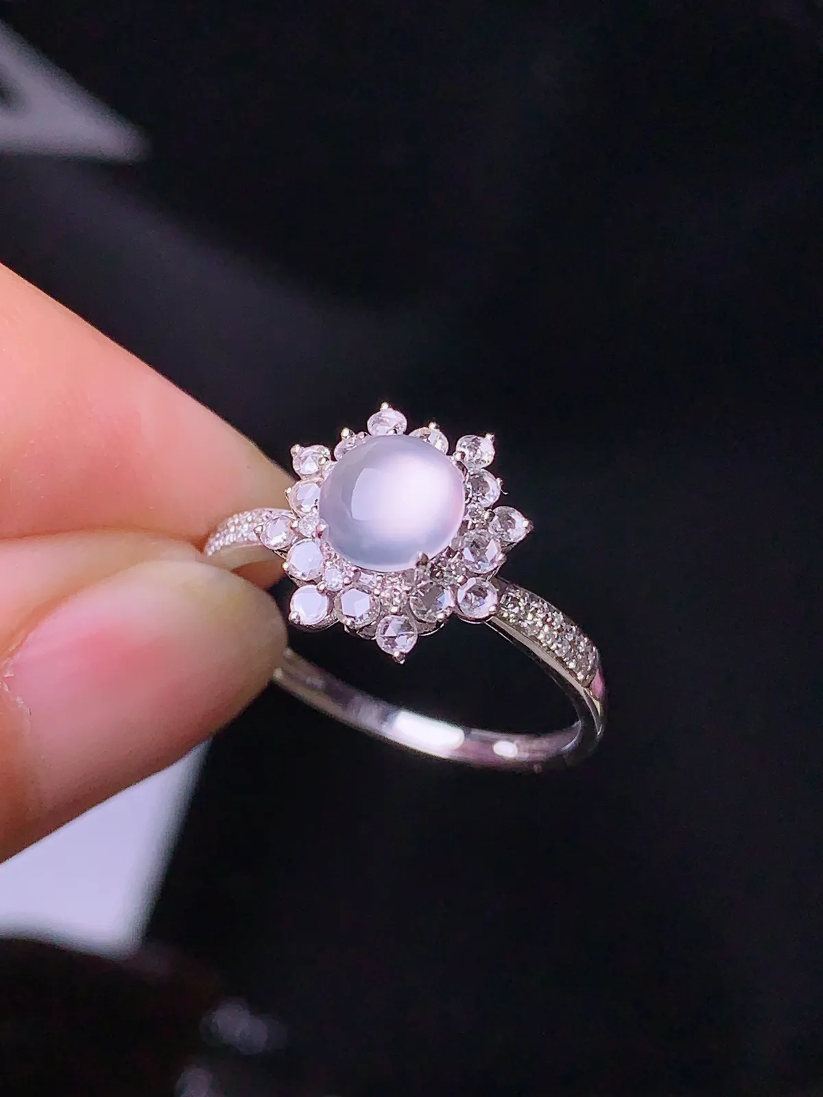 18k金钻镶嵌冰种蛋面戒指 玉质细腻 水润亮眼 圈口14.5 整体尺寸10.6*7