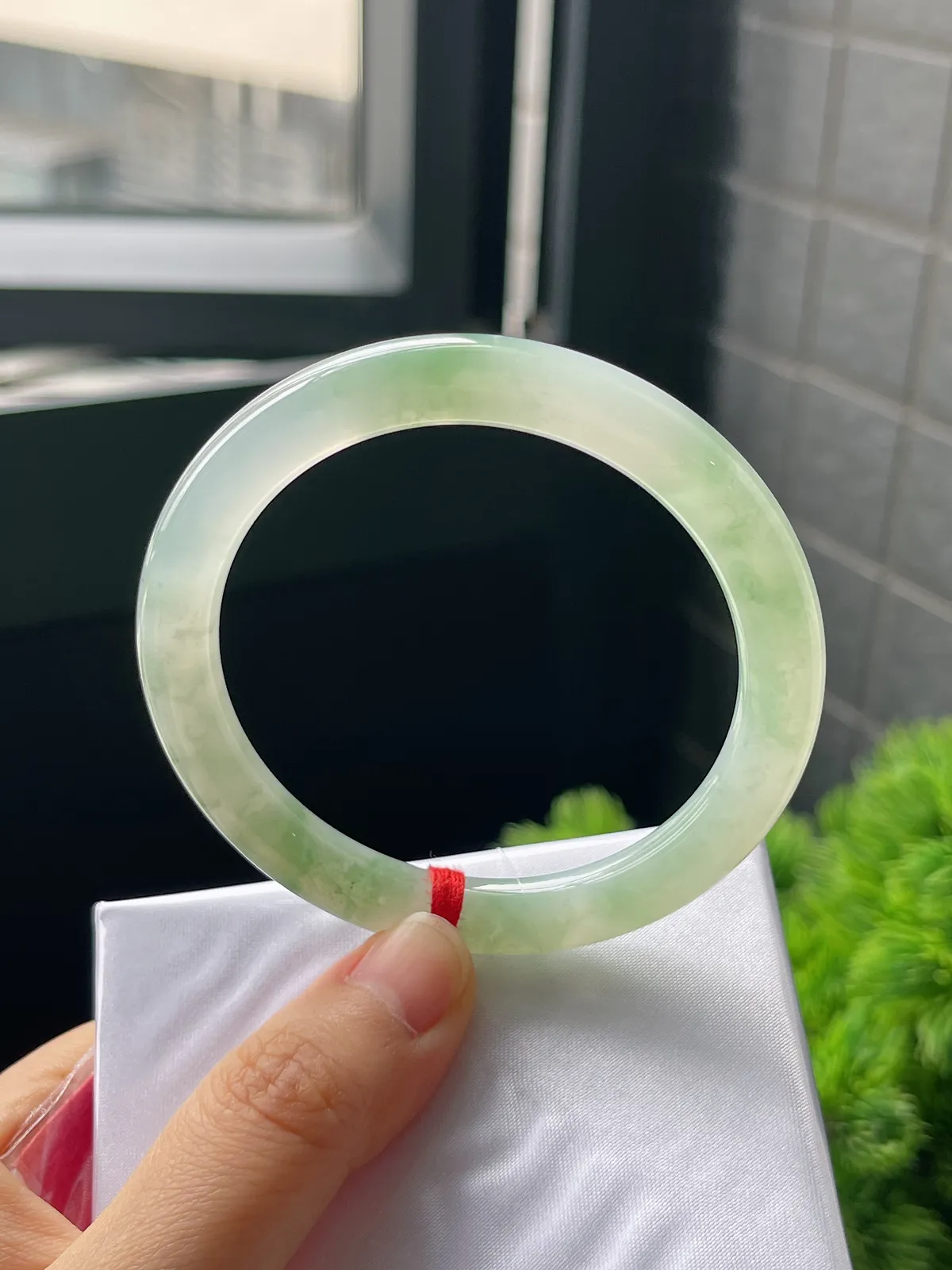 圆镯54圈口，翡翠冰糯种淡绿色手镯