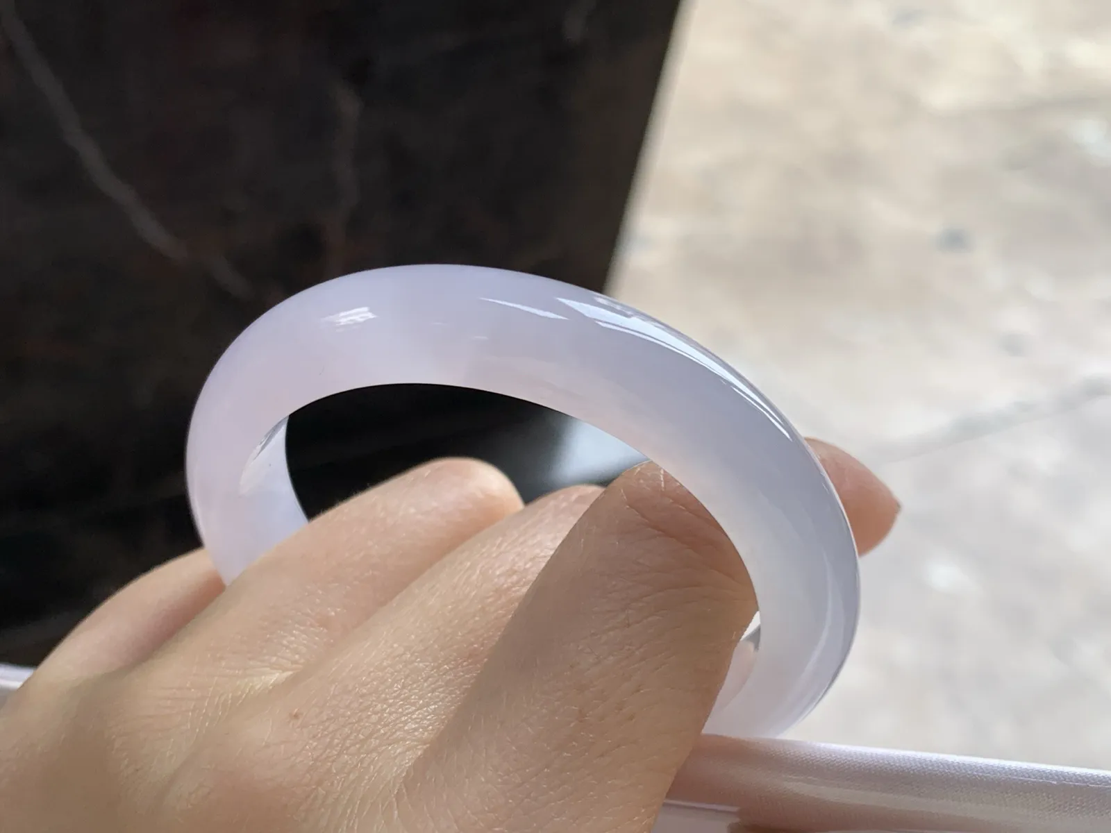 53.4-11-7.6

冰种贵妃镯^_^种水好 正圈50 51可以戴