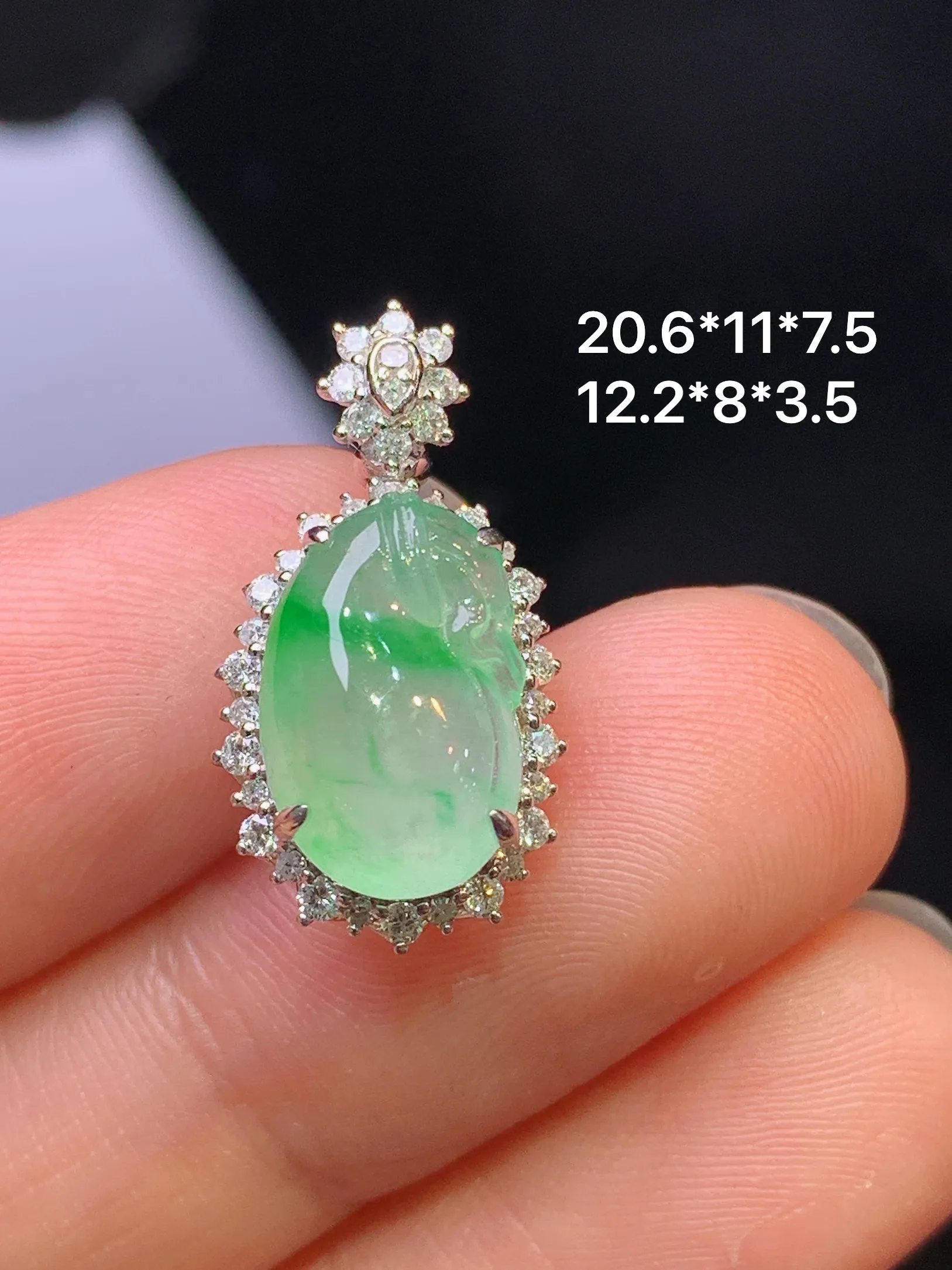 18k金钻镶嵌飘绿钱袋吊坠 玉质细腻 色泽艳丽清新 整体尺寸20.6*11*7.5