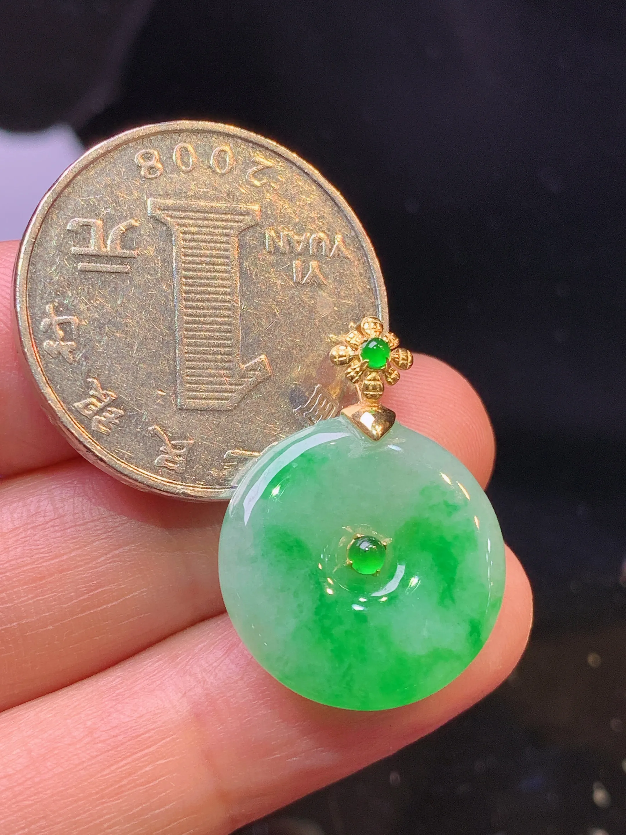18k金钻镶嵌翠绿平安扣吊坠 玉质细腻 色泽艳丽清新 整体尺寸24.8*18*4