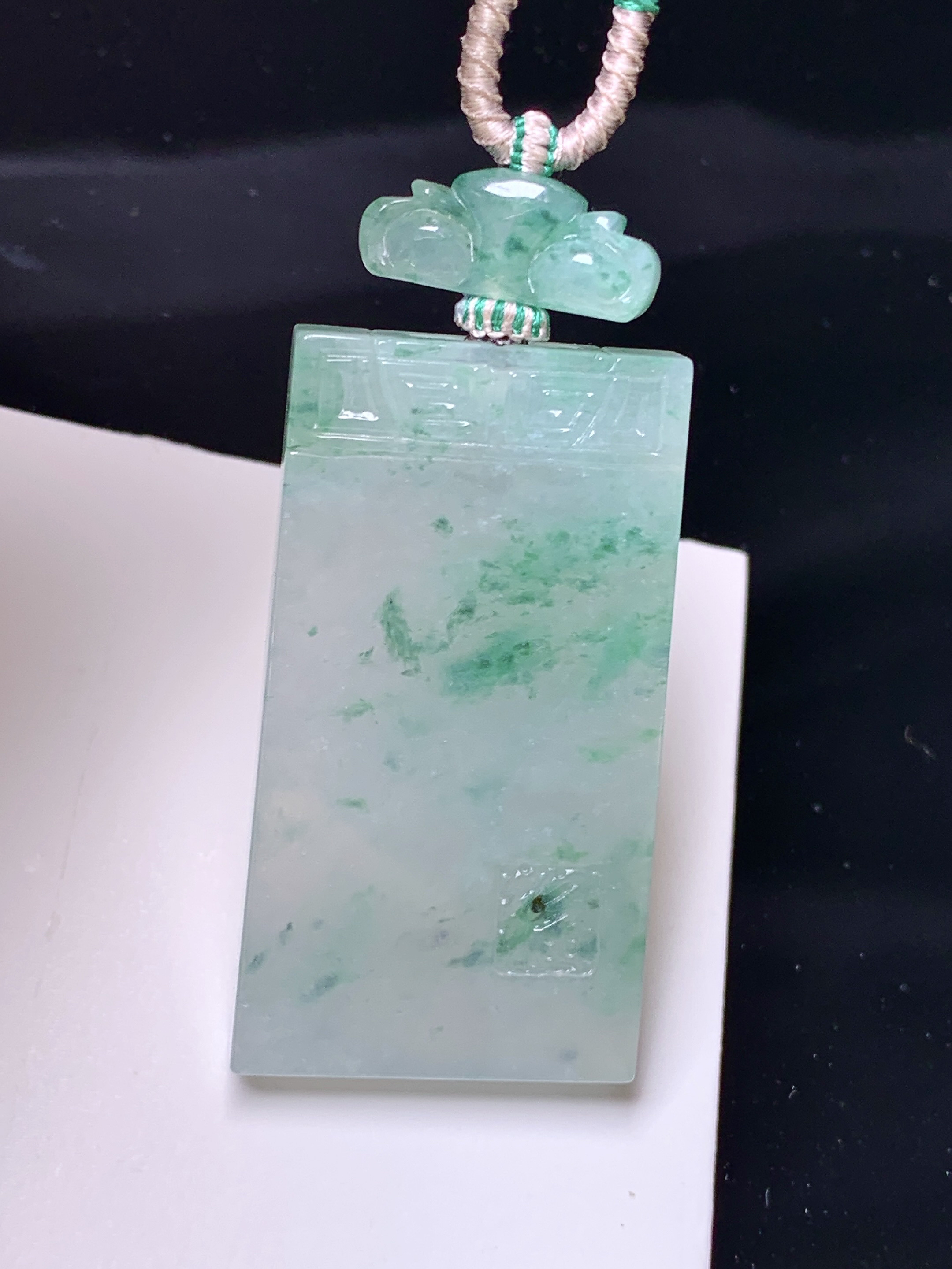 冰种飘绿无事牌吊坠 玉质细腻 色泽艳丽清新 整体尺寸43*23.5*5