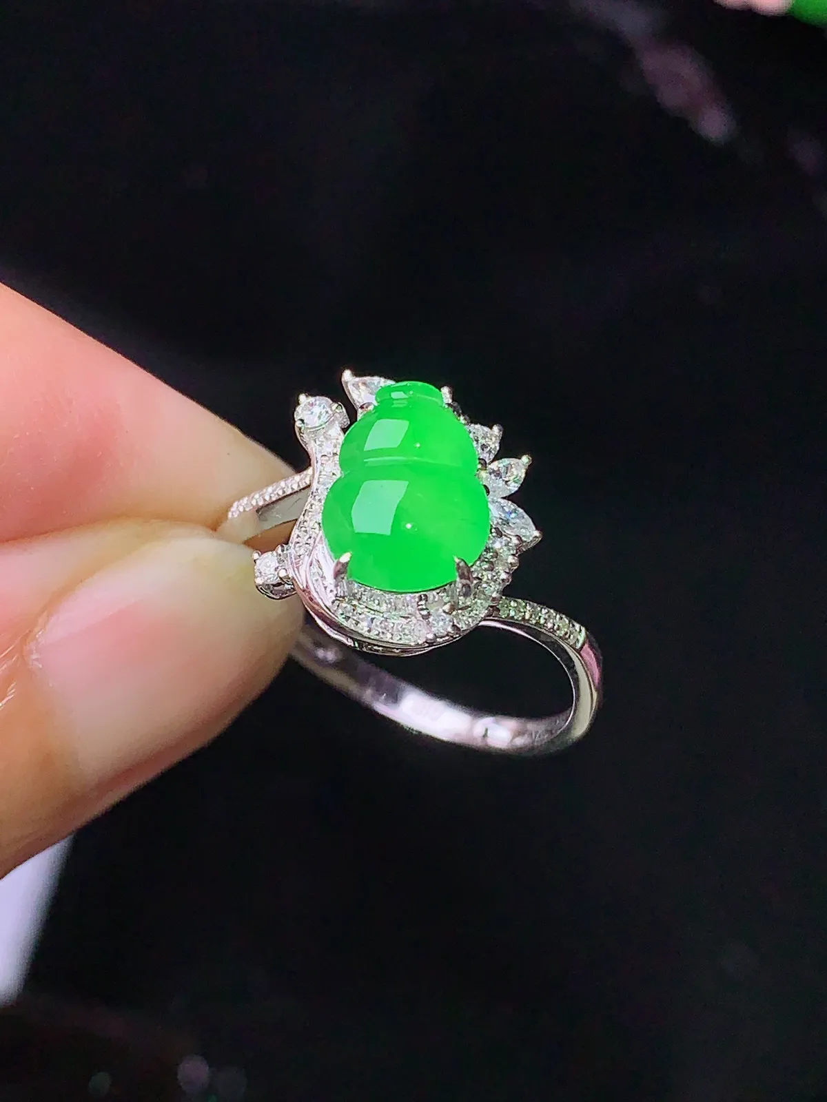 18k金钻镶嵌翠绿葫芦戒指 玉质细腻 色泽清新艳丽 圈口14.5 整体尺寸13*11.8*6.5