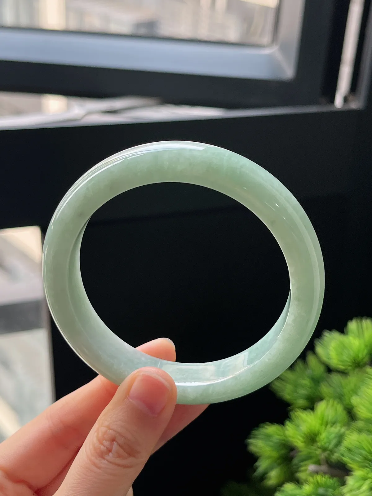 正圈59.8圈口，翡翠糯化种淡绿色手镯