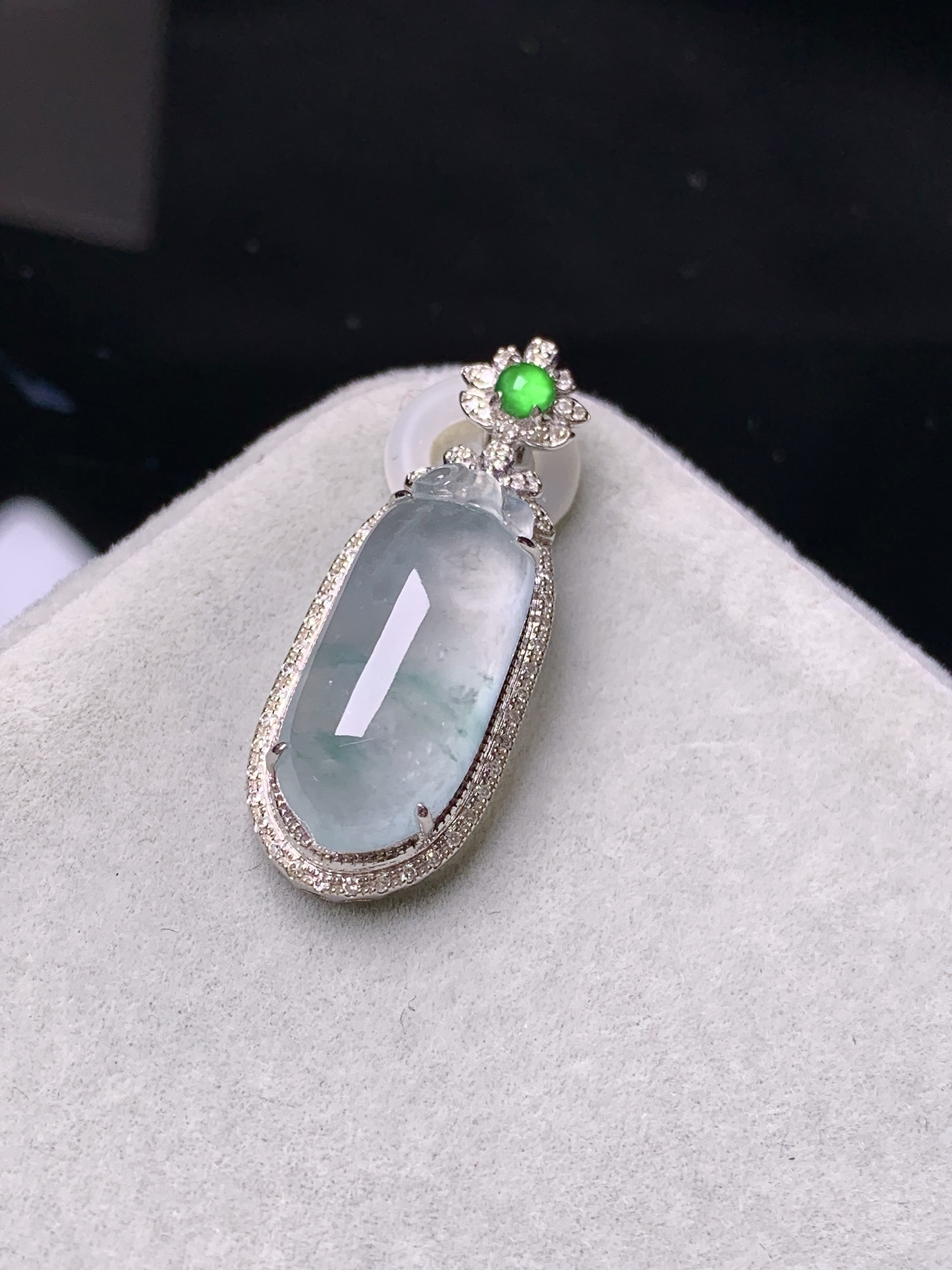 18k金钻镶嵌冰种福瓜吊坠 玉质细腻 色泽艳丽清新 整体尺寸27.6*10.5*8